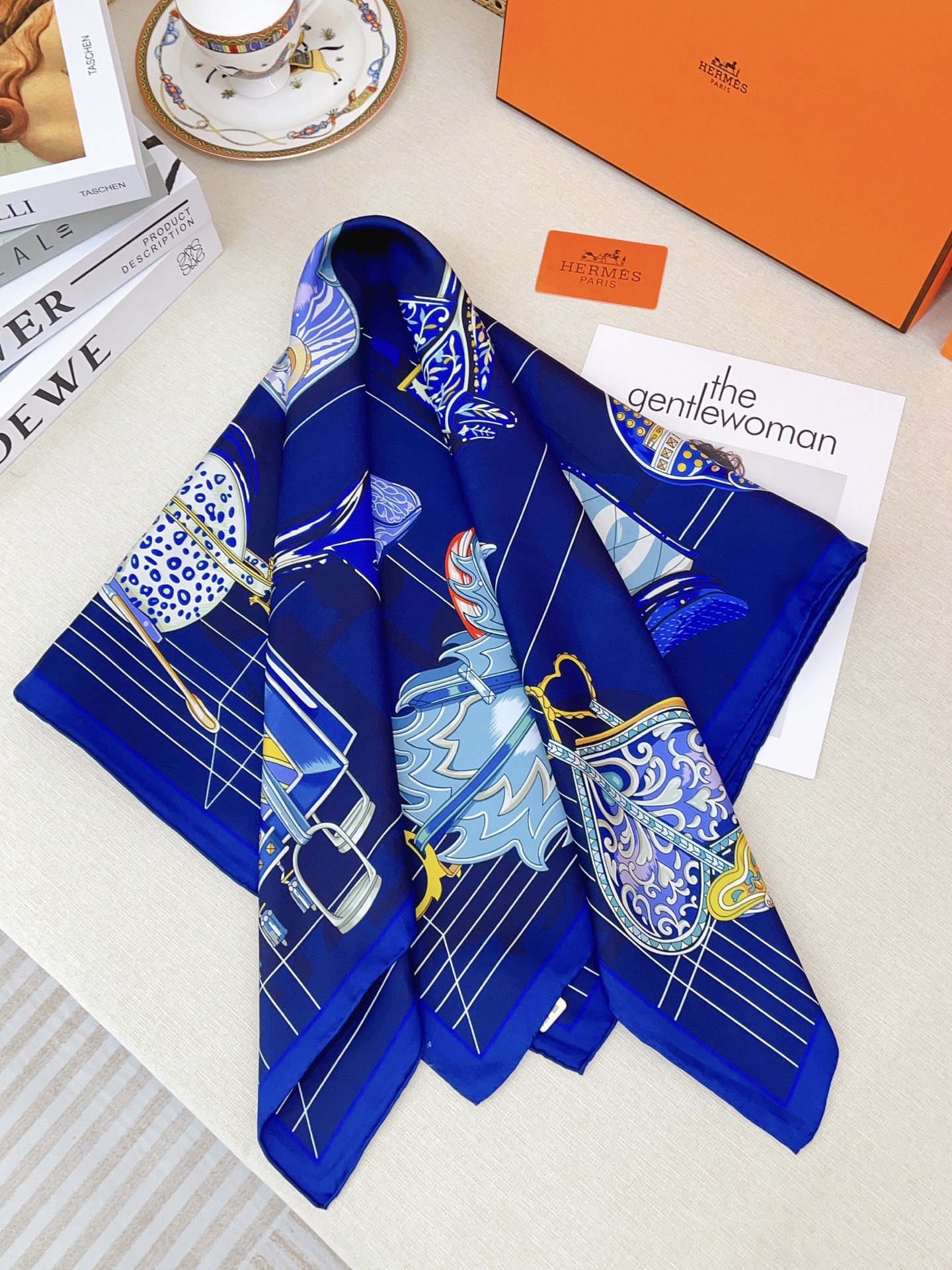 ✨✨【18姆米 双面同色】H**S真丝新款🆕👏👏买了都说好看‼️推荐💕【鞍上世界90】真丝方巾，顶级工艺