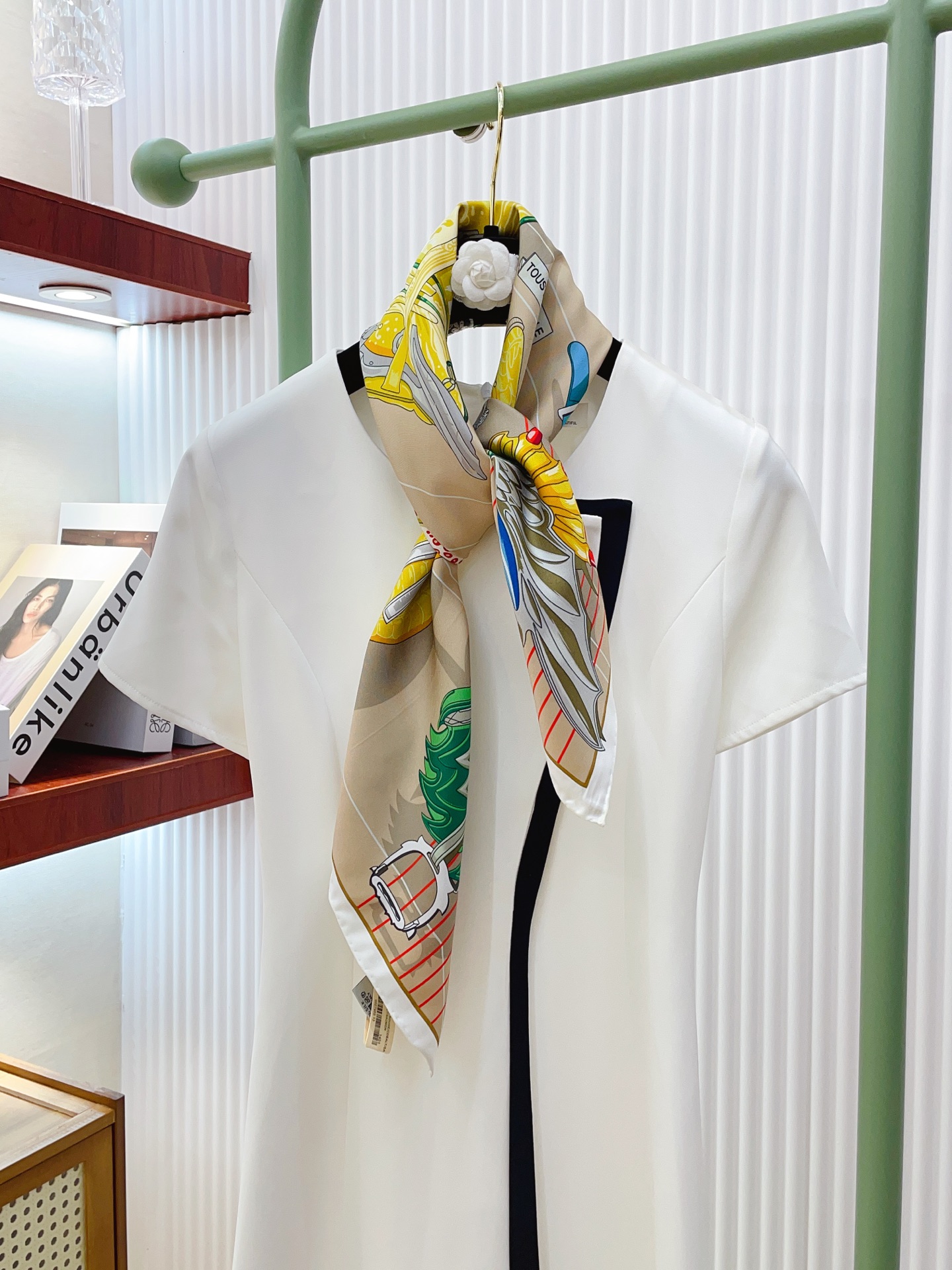 ✨✨【18姆米 双面同色】H**S真丝新款🆕👏👏买了都说好看‼️推荐💕【鞍上世界90】真丝方巾，顶级工艺