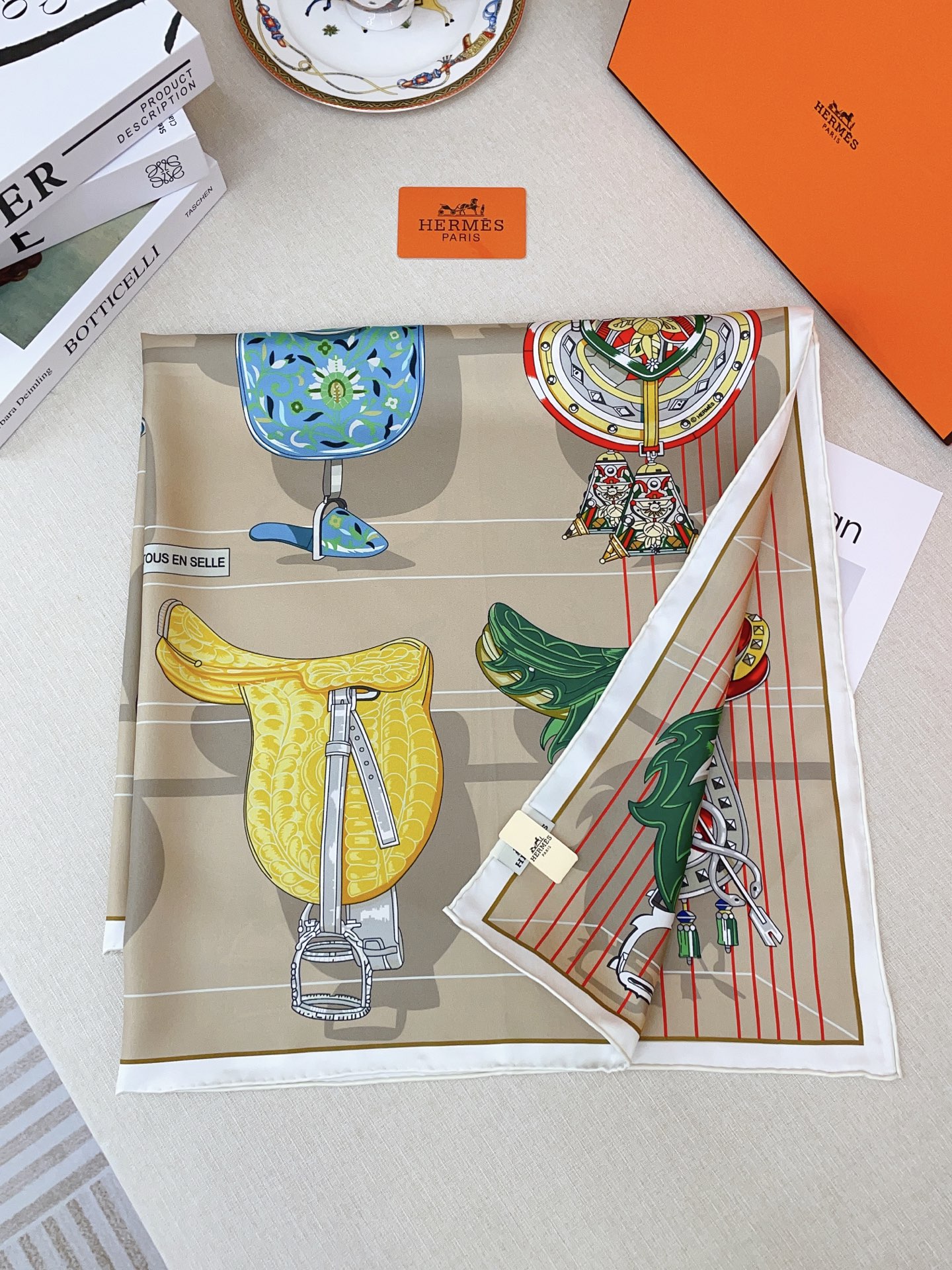 ✨✨【18姆米 双面同色】H**S真丝新款🆕👏👏买了都说好看‼️推荐💕【鞍上世界90】真丝方巾，顶级工艺