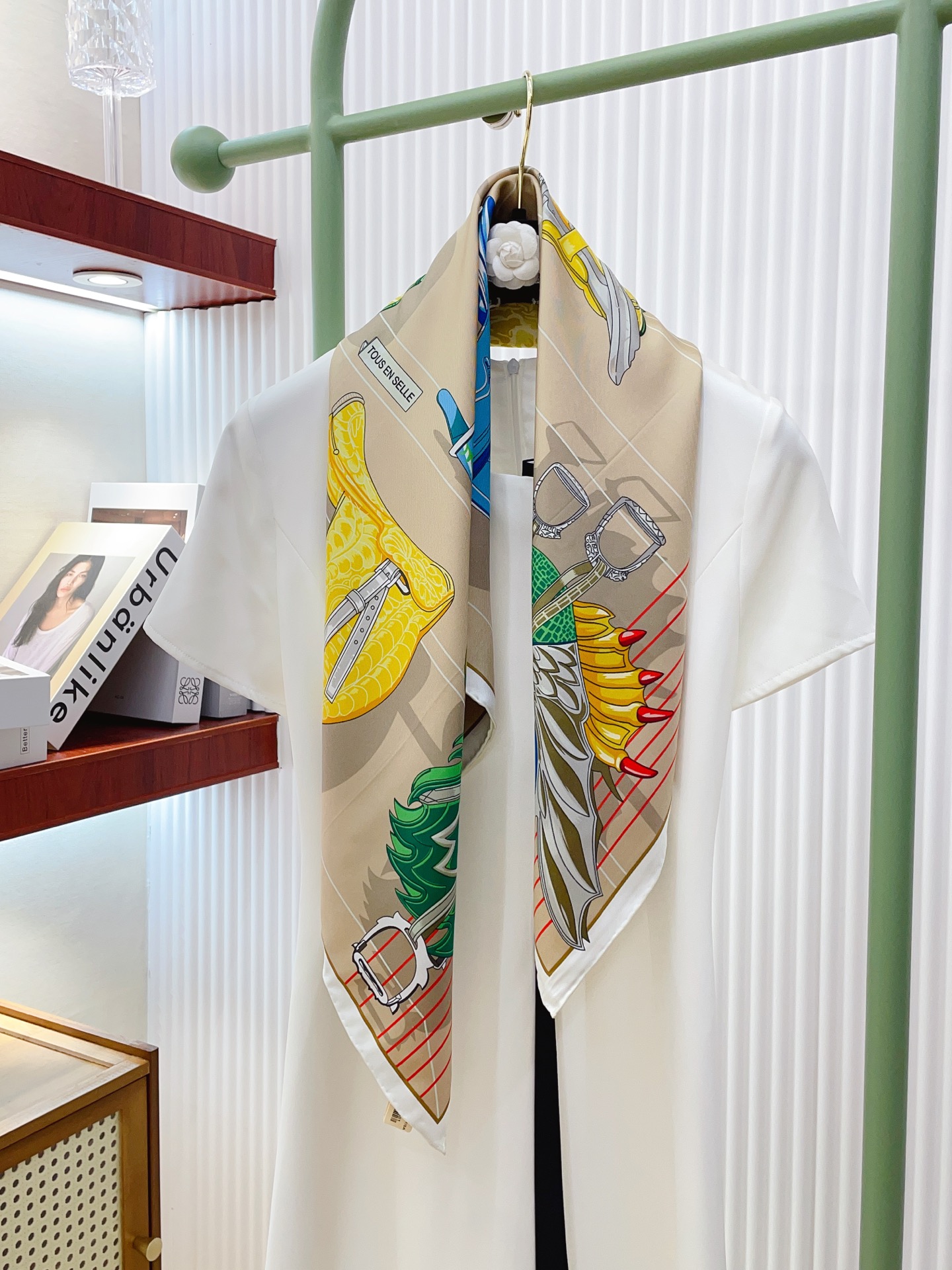 ✨✨【18姆米 双面同色】H**S真丝新款🆕👏👏买了都说好看‼️推荐💕【鞍上世界90】真丝方巾，顶级工艺