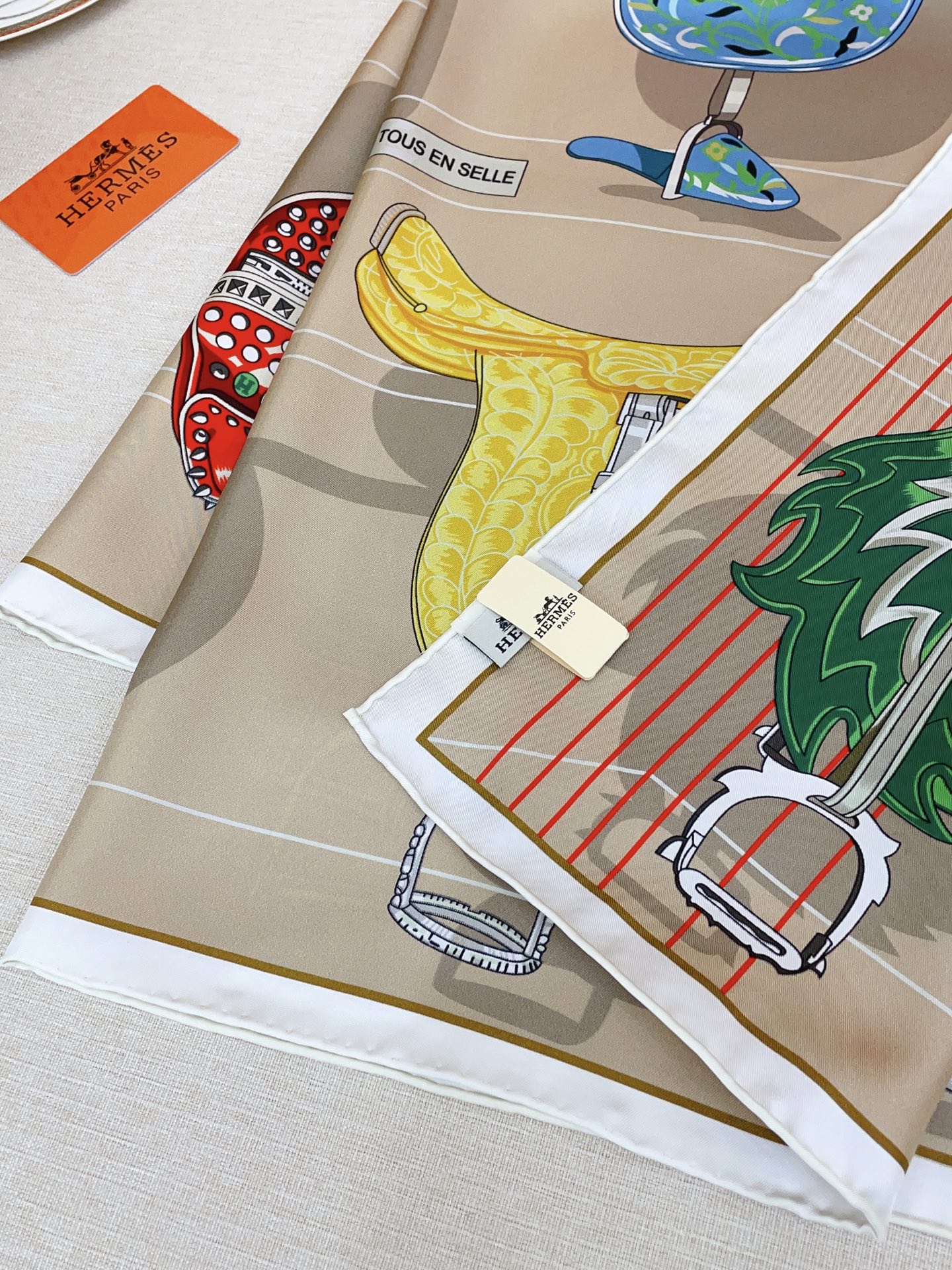 ✨✨【18姆米 双面同色】H**S真丝新款🆕👏👏买了都说好看‼️推荐💕【鞍上世界90】真丝方巾，顶级工艺