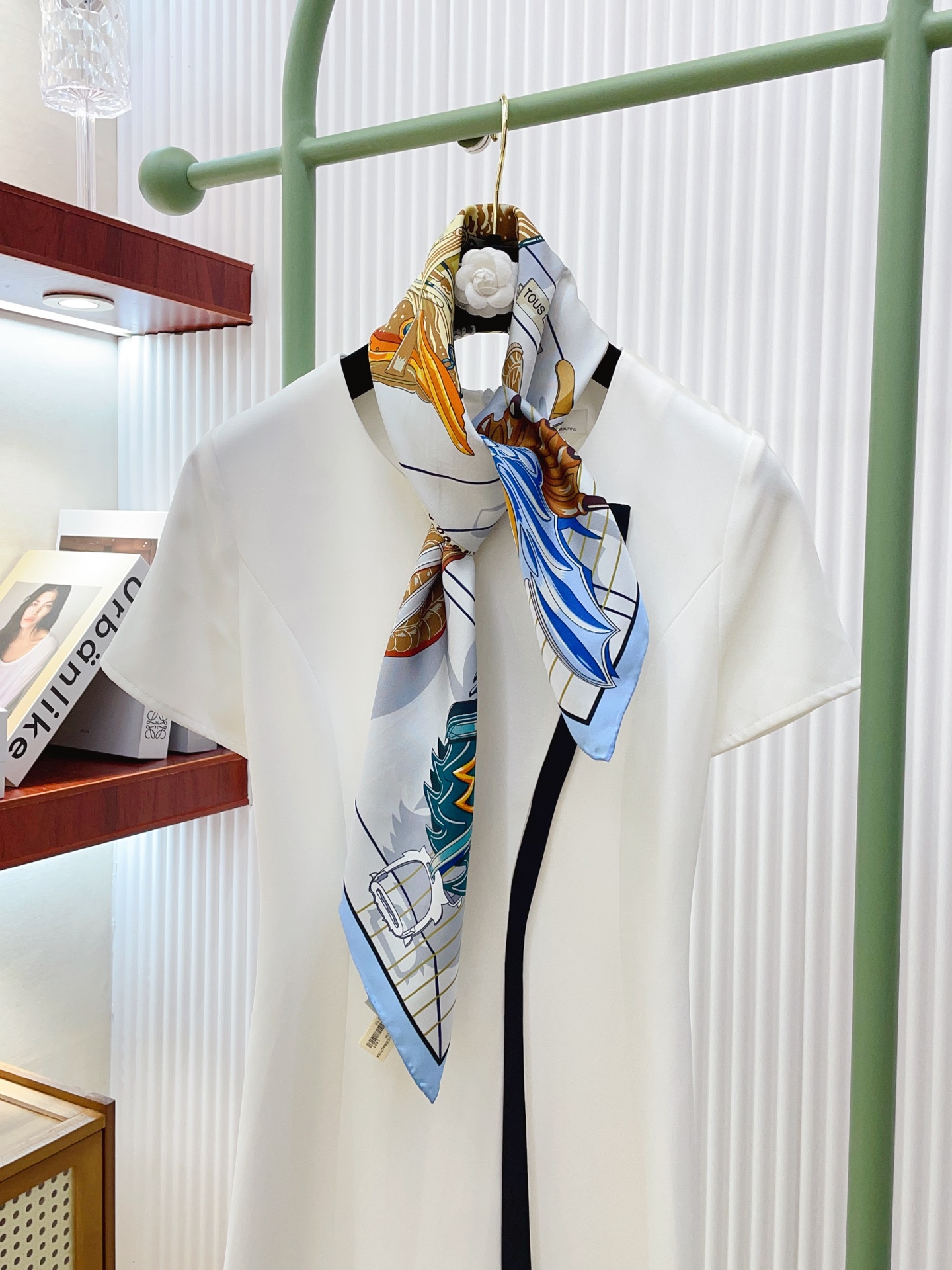 ✨✨【18姆米 双面同色】H**S真丝新款🆕👏👏买了都说好看‼️推荐💕【鞍上世界90】真丝方巾，顶级工艺