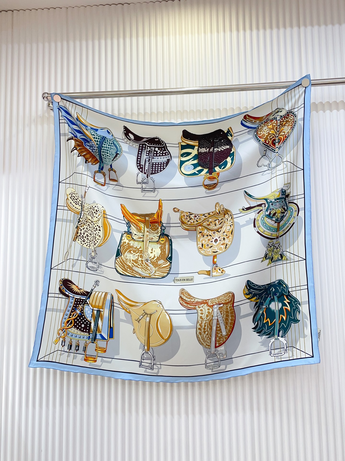 ✨✨【18姆米 双面同色】H**S真丝新款🆕👏👏买了都说好看‼️推荐💕【鞍上世界90】真丝方巾，顶级工艺