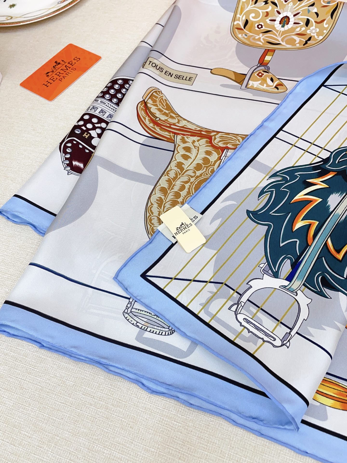 ✨✨【18姆米 双面同色】H**S真丝新款🆕👏👏买了都说好看‼️推荐💕【鞍上世界90】真丝方巾，顶级工艺