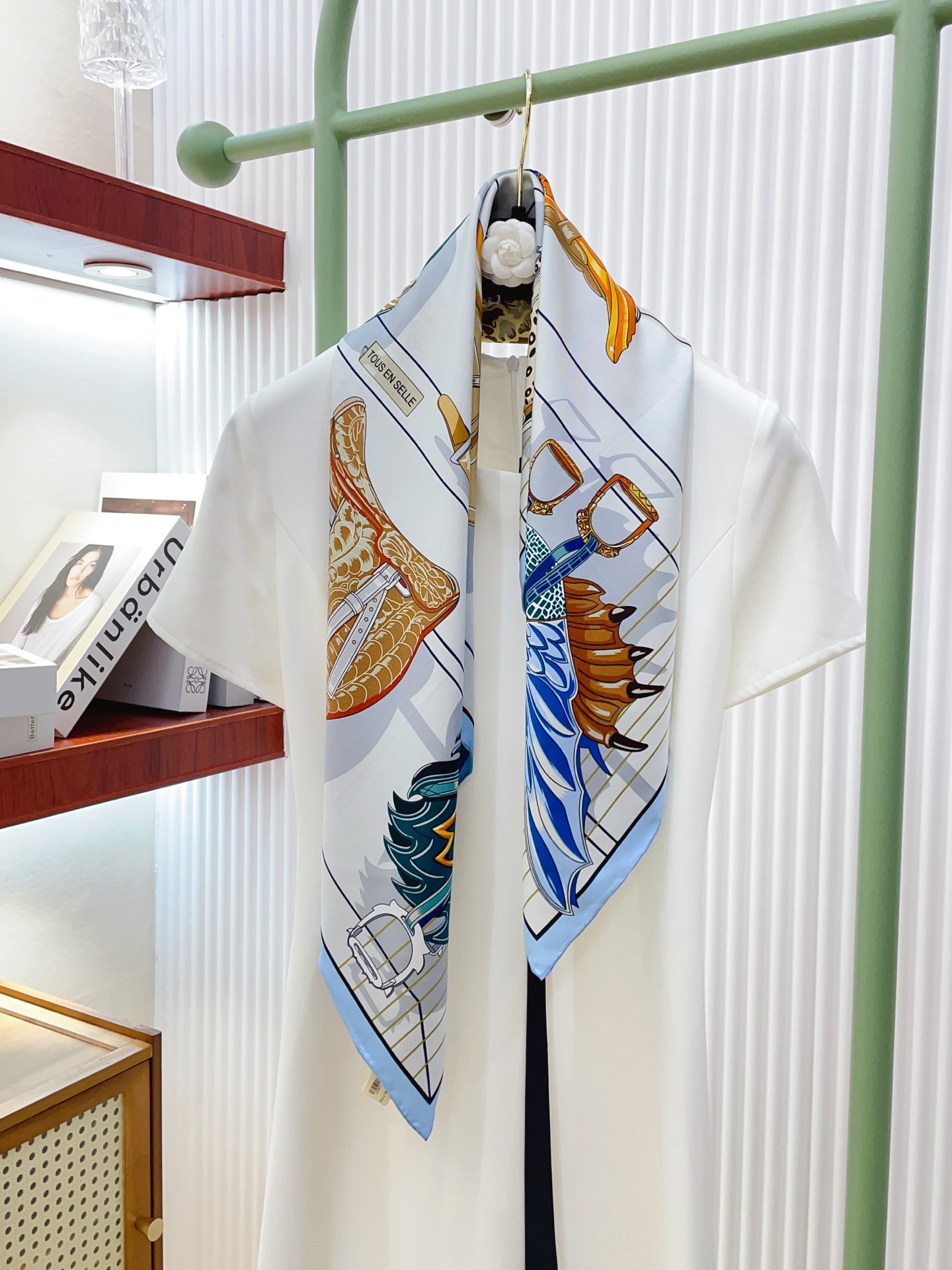 ✨✨【18姆米 双面同色】H**S真丝新款🆕👏👏买了都说好看‼️推荐💕【鞍上世界90】真丝方巾，顶级工艺