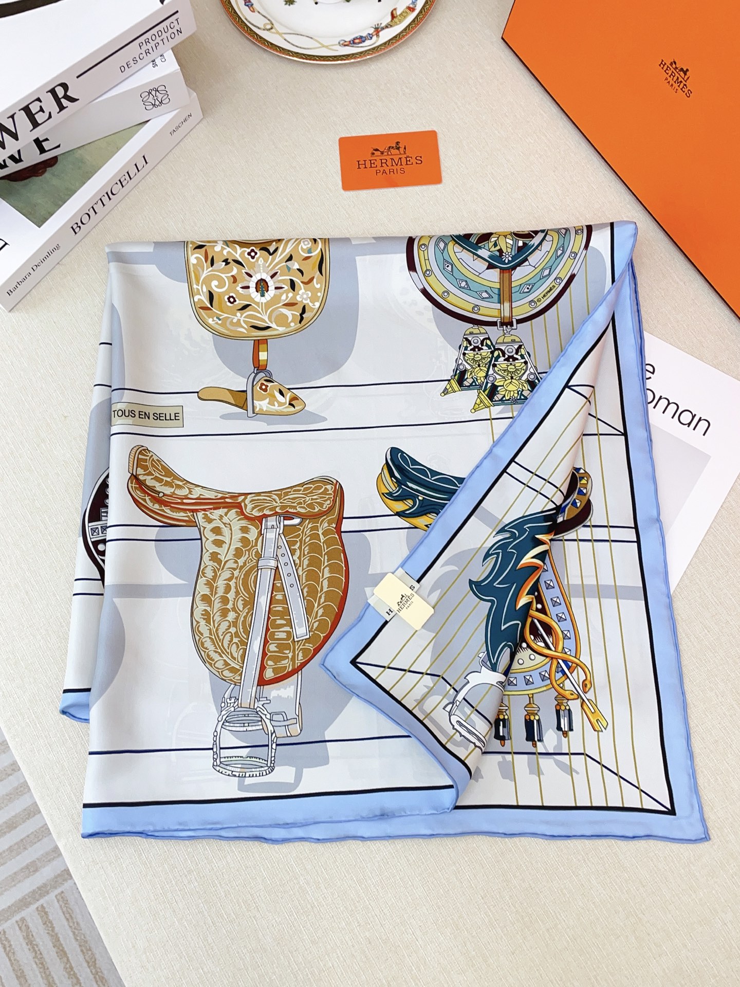 ✨✨【18姆米 双面同色】H**S真丝新款🆕👏👏买了都说好看‼️推荐💕【鞍上世界90】真丝方巾，顶级工艺