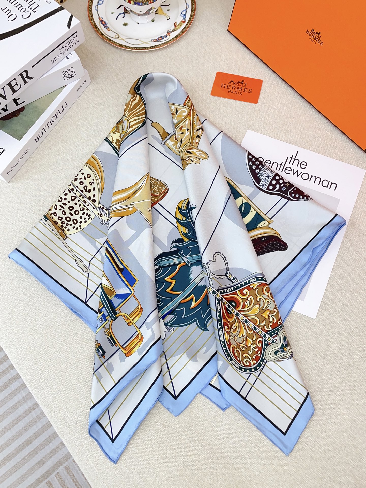 ✨✨【18姆米 双面同色】H**S真丝新款🆕👏👏买了都说好看‼️推荐💕【鞍上世界90】真丝方巾，顶级工艺