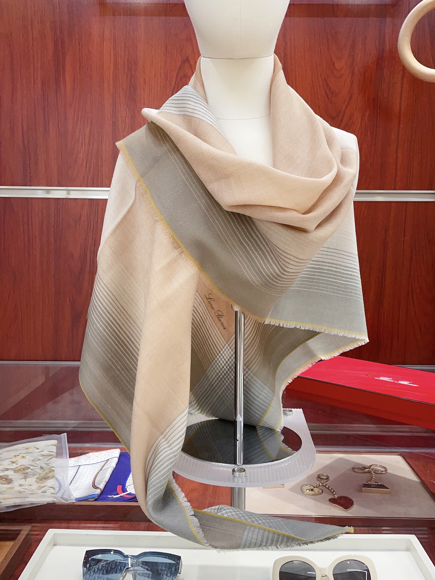 NO:338827,[LP lattice strip 110] High-end products are presented with heavy weight, unprecedented, pure cashmere, and the feel is so good that it is definitely another slow-handed one. The process uses imported 300 pure plaid cashmere sequins embellishment, which is very classy, ​​low-key and small luxury. Size 110*110cm Imported pure cashmere high-version scarf, high-version scarf, loro piana19860909【LP格子条边110】高尖端产物重磅呈现 ,绝无仅有 史无前例 纯山羊绒 手感好到爆绝对又是一款手慢无 工艺上采用的是进口300支纯格纹羊绒亮片点缀,非常显档次,低调中带着小奢华.尺寸110*110cm 进口纯羊绒高版本围巾,高版本围巾,loro piana,scarf