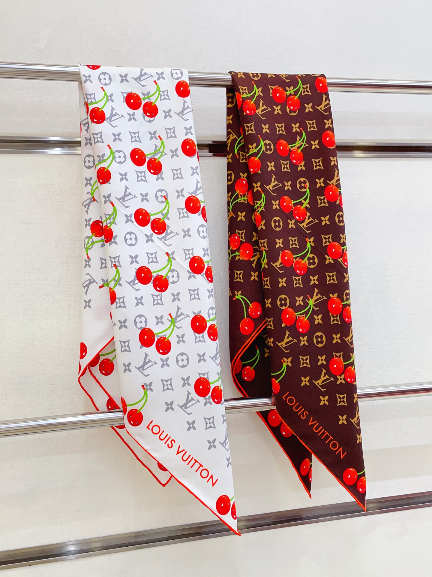 ✨✨【18姆米 双面同色】上身效果疯狂的喜欢❗️专柜也是刚刚上架的，L*最最新款~非常有看头，L的这类元