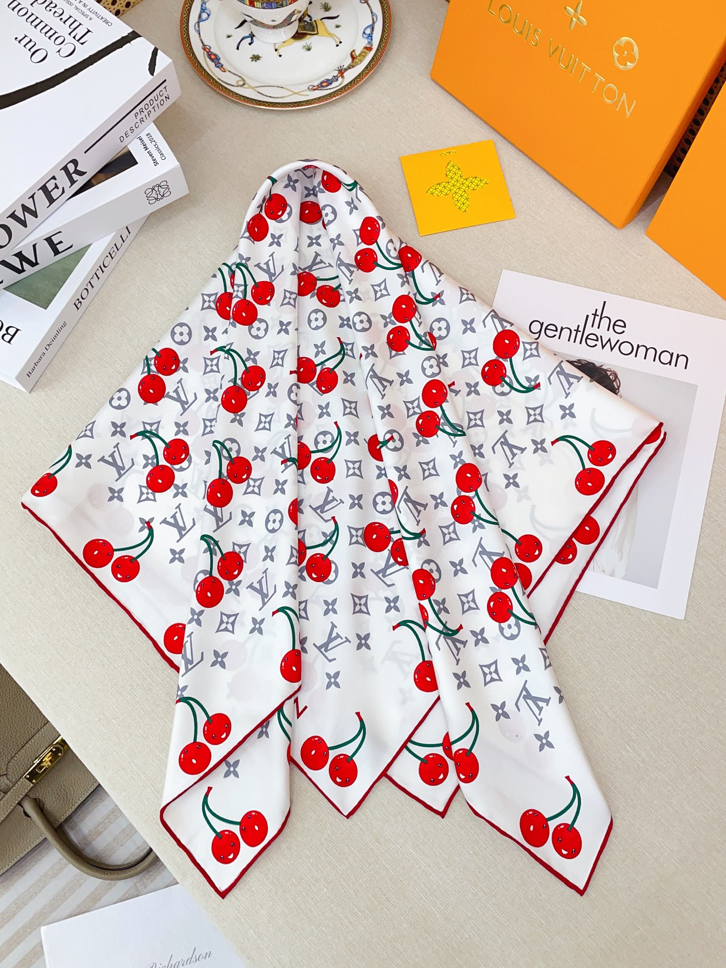 ✨✨【18姆米 双面同色】上身效果疯狂的喜欢❗️专柜也是刚刚上架的，L*最最新款~非常有看头，L的这类元