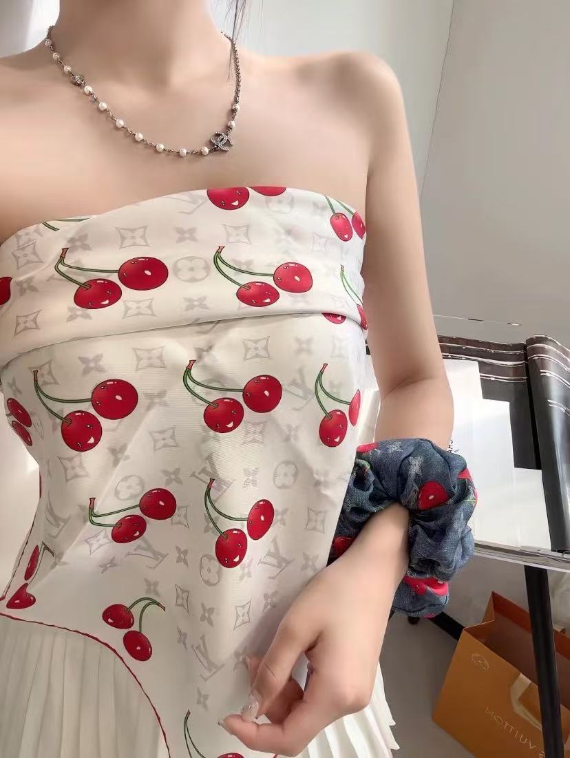 ✨✨【18姆米 双面同色】上身效果疯狂的喜欢❗️专柜也是刚刚上架的，L*最最新款~非常有看头，L的这类元