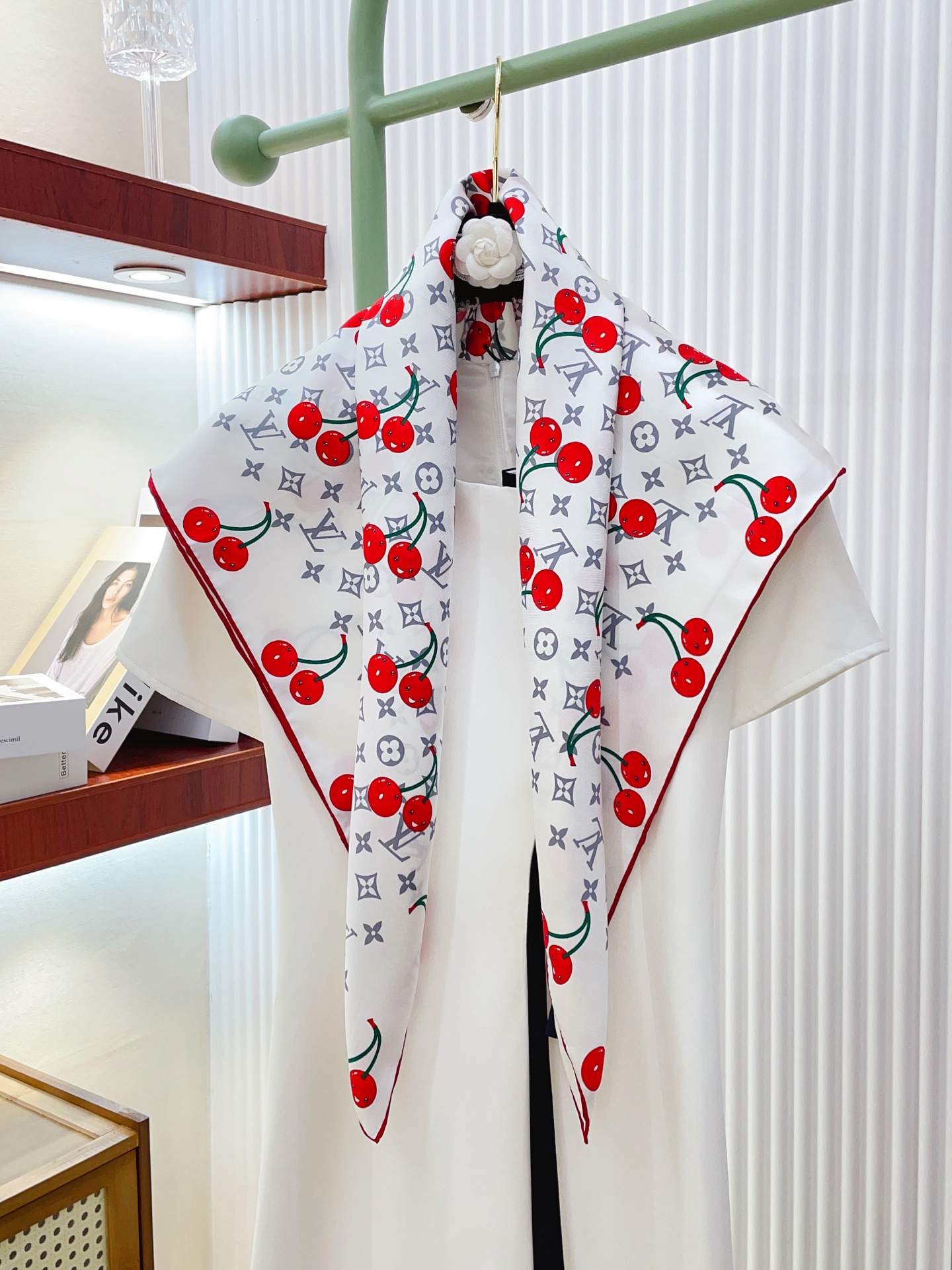 ✨✨【18姆米 双面同色】上身效果疯狂的喜欢❗️专柜也是刚刚上架的，L*最最新款~非常有看头，L的这类元