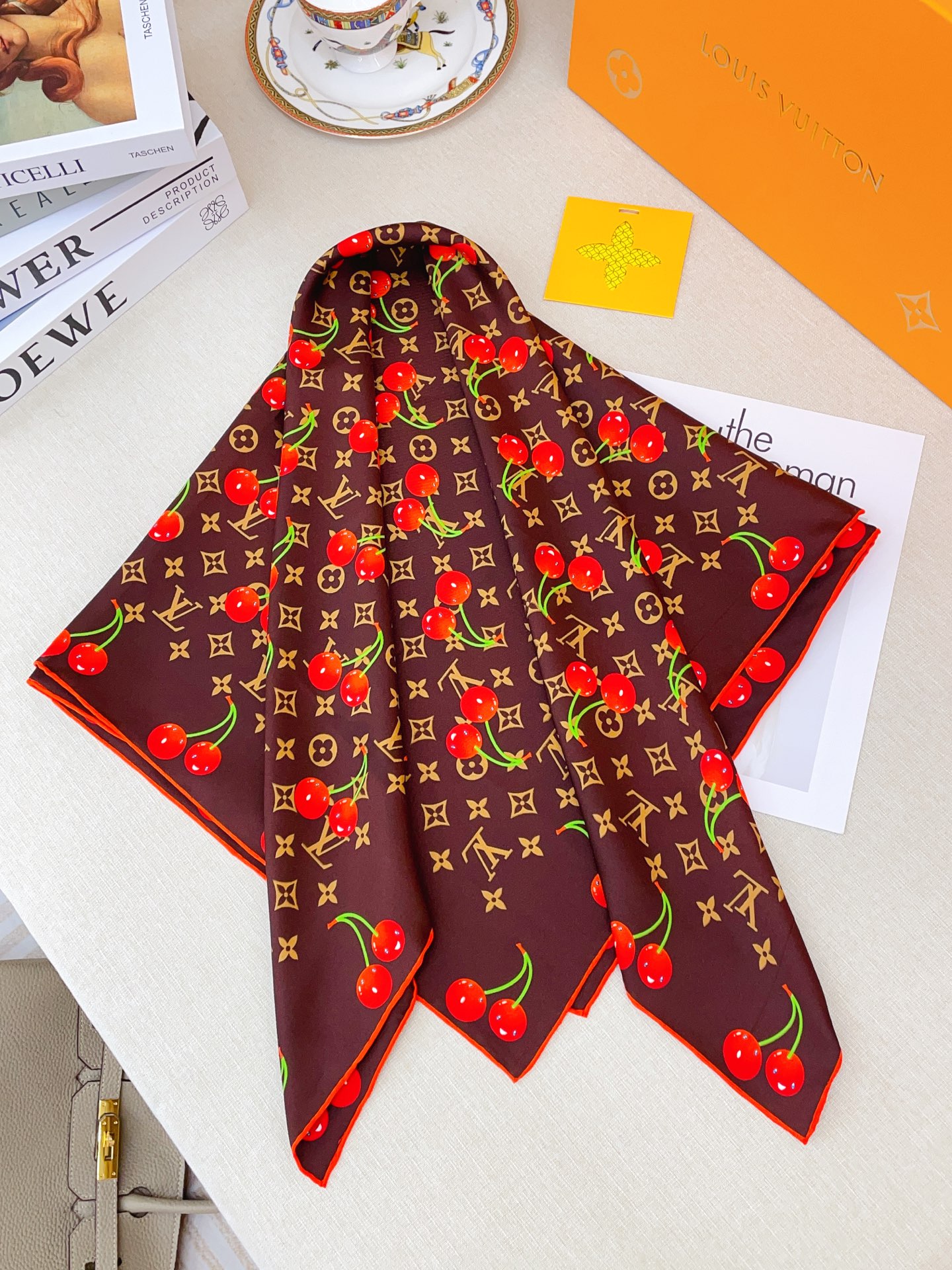 ✨✨【18姆米 双面同色】上身效果疯狂的喜欢❗️专柜也是刚刚上架的，L*最最新款~非常有看头，L的这类元