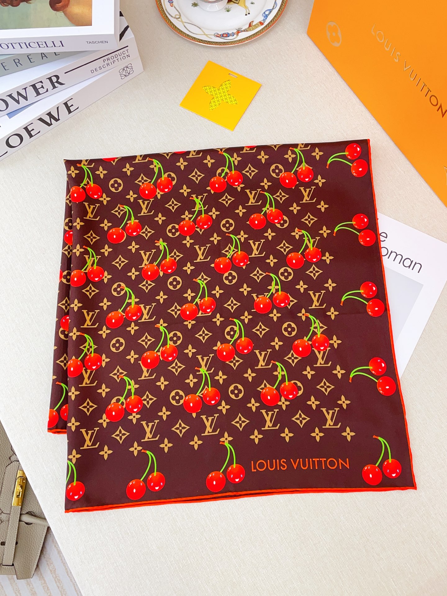 ✨✨【18姆米 双面同色】上身效果疯狂的喜欢❗️专柜也是刚刚上架的，L*最最新款~非常有看头，L的这类元