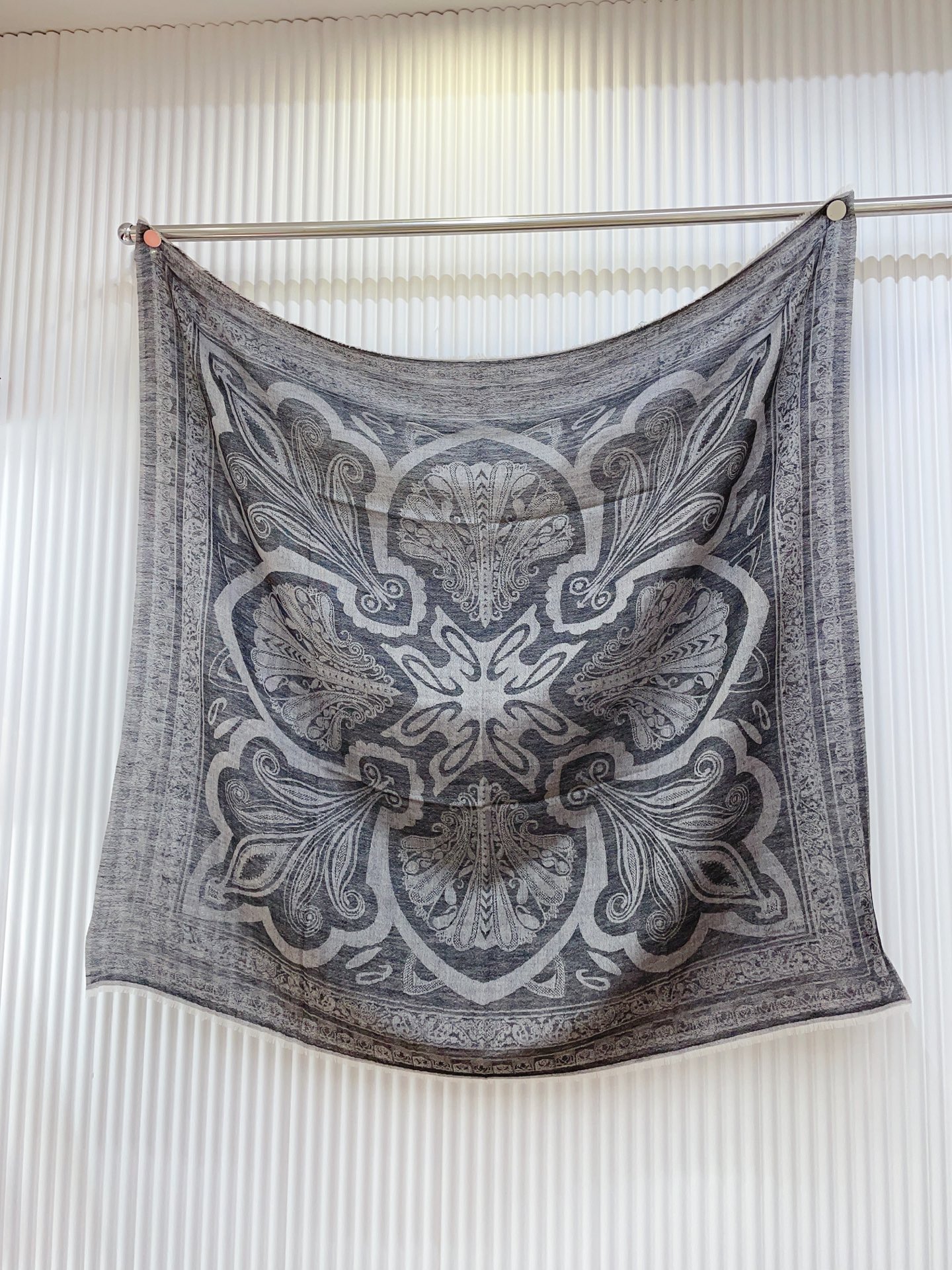 ✨✨【羊毛提花款 100尺寸 】新品 LP家秋冬羊绒款 随意切换造型 ,小巧又不失优雅的款式 100*1