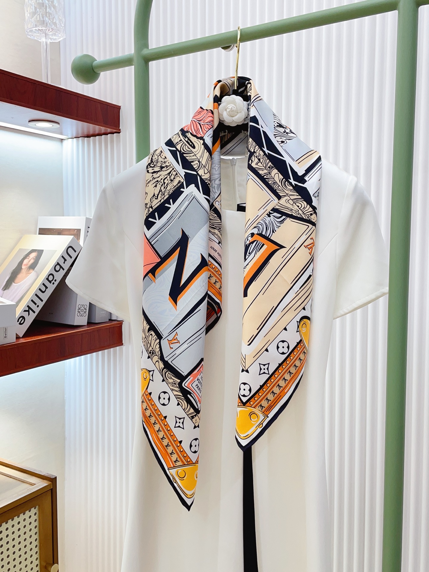 NO:338978,[18 Mmi Double-sided and same color] The upper body effect is crazy. I like the counter. It is also just launched on the shelves. L*’s latest style~ It’s very eye-catching. This kind of element of L has always been the aura of a high-end woman. The combination of fashion and femininity is just right. This combination is really fashionable. Elegant and feminine are very suitable for daily matching. The touch is made of gloss and curly edges. Custom-grade fabrics give the scarf more easy to shape. A very heavy and luxurious design, but the upper body looks unique and noble temperament!  Simple base with this scarf, simple matching gives people a very comfortable and tasteful brand feel... Recommended 90*90cm top twill silk square scarf, high-version scarf, real silk19860909【18姆米 双面同色】上身效果疯狂的喜欢专柜也是刚刚上架的,L*最最新款~非常有看头,L的这类元素一直是高级女人的气场感,时髦和女人味融合的刚刚好这样的搭配真的是好时髦,优雅女人味非常适合日搭的配色手感,光泽感,卷边都做的非常好,定制级面料.赋予了围巾更非常容易造型.非常重磅奢华的设计,上身却别样衬得人高贵气质！简单的打底配此款围巾,简单的搭配却给人非常舒适有品味的大牌感…推荐90*90cm顶级斜纹真丝方巾高版本围巾,高版本围巾,real silk,scarf