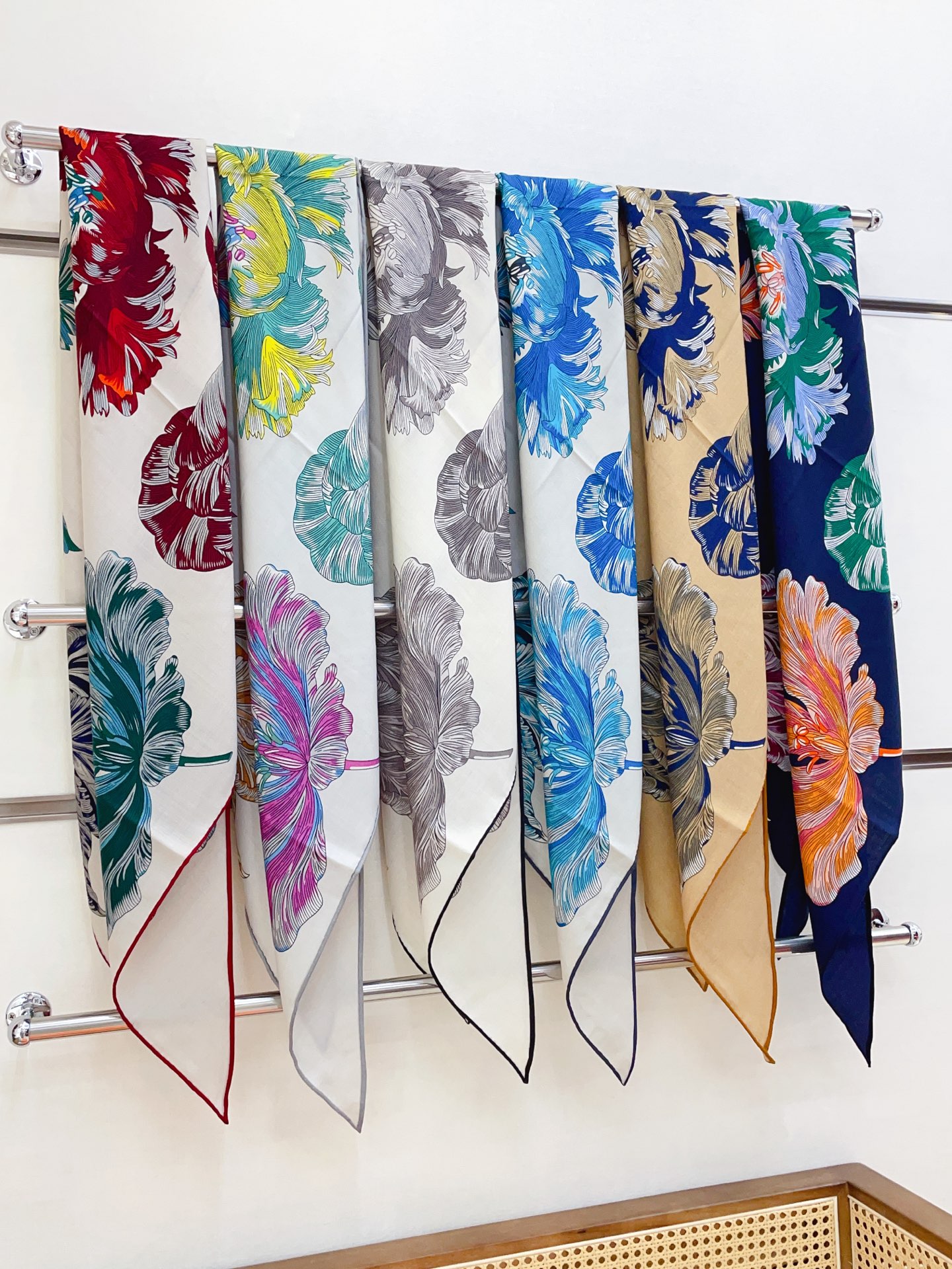 ✨✨【加厚丝毛款 双面同色】上新💏顶级H家专柜最新款【郁金香狂热 大三角巾】多功能三角巾 🎀🎀，色彩明丽