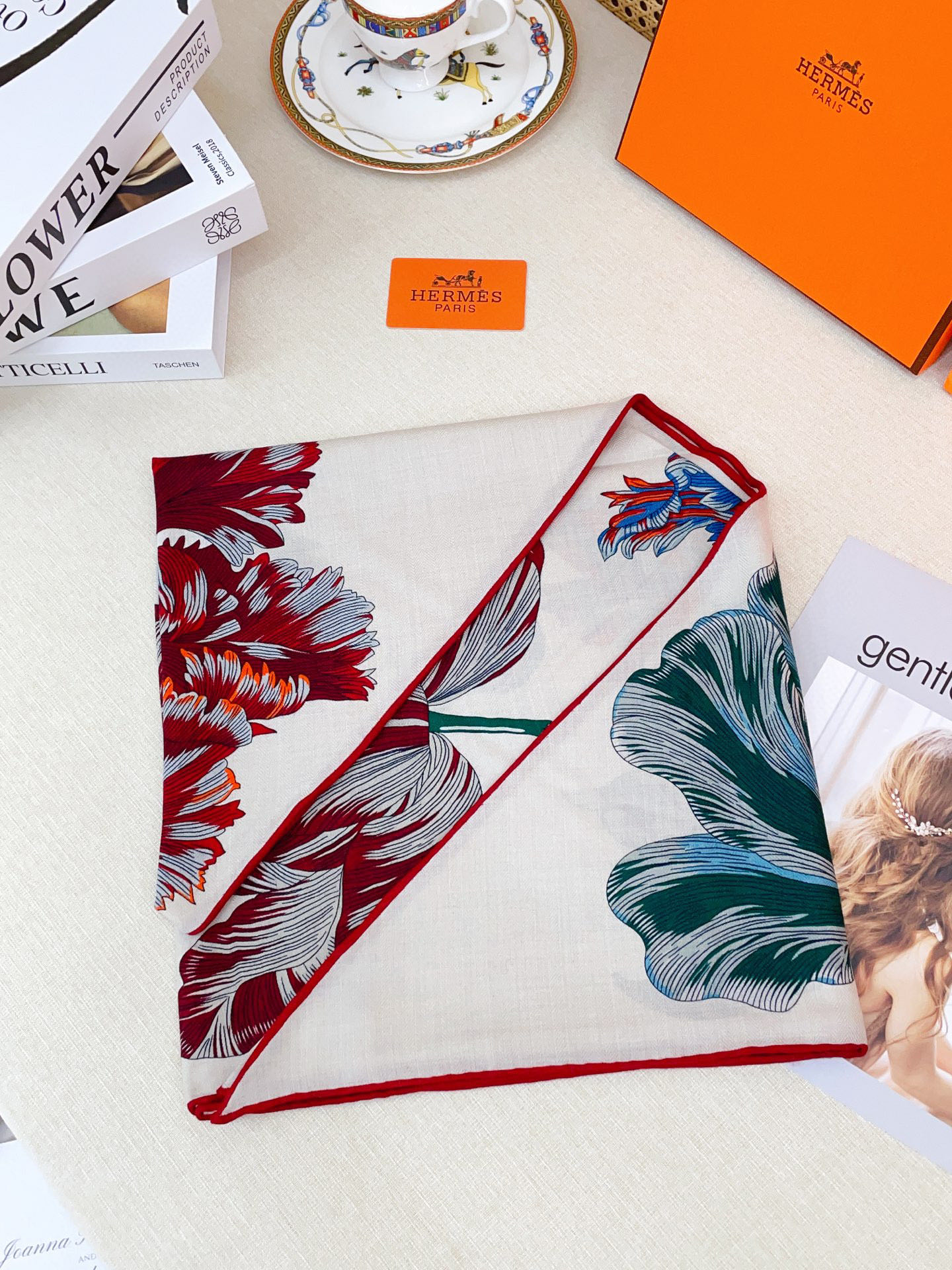 ✨✨【加厚丝毛款 双面同色】上新💏顶级H家专柜最新款【郁金香狂热 大三角巾】多功能三角巾 🎀🎀，色彩明丽