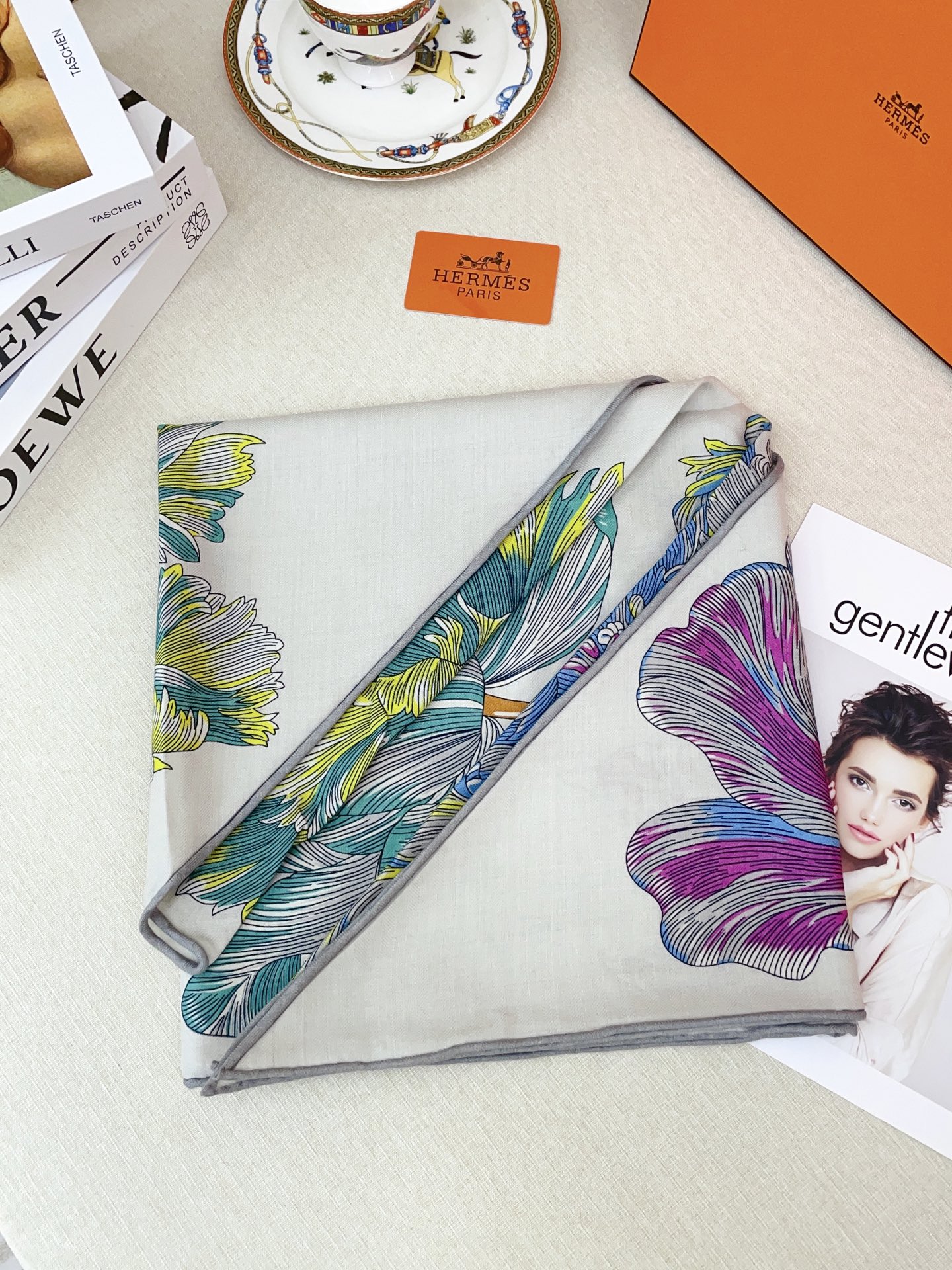 ✨✨【加厚丝毛款 双面同色】上新💏顶级H家专柜最新款【郁金香狂热 大三角巾】多功能三角巾 🎀🎀，色彩明丽