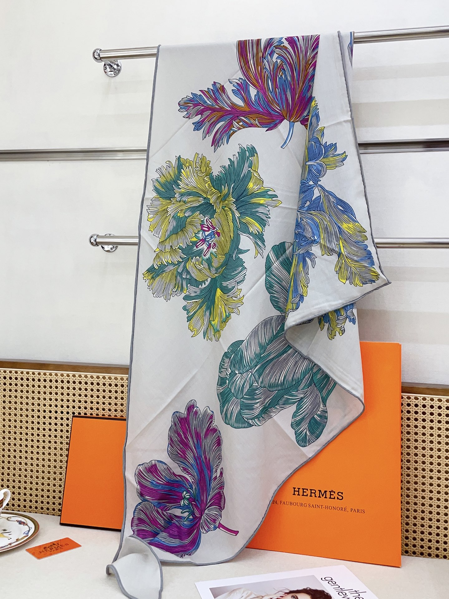 ✨✨【加厚丝毛款 双面同色】上新💏顶级H家专柜最新款【郁金香狂热 大三角巾】多功能三角巾 🎀🎀，色彩明丽