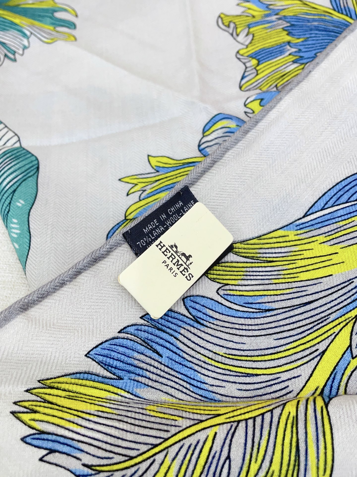 ✨✨【加厚丝毛款 双面同色】上新💏顶级H家专柜最新款【郁金香狂热 大三角巾】多功能三角巾 🎀🎀，色彩明丽