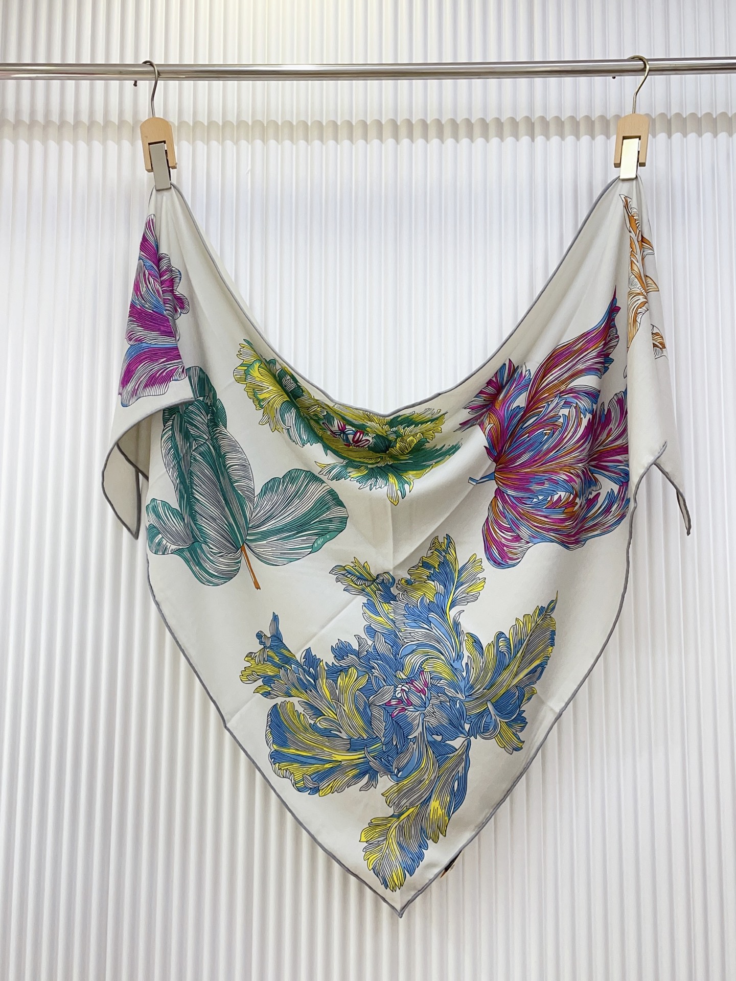 ✨✨【加厚丝毛款 双面同色】上新💏顶级H家专柜最新款【郁金香狂热 大三角巾】多功能三角巾 🎀🎀，色彩明丽