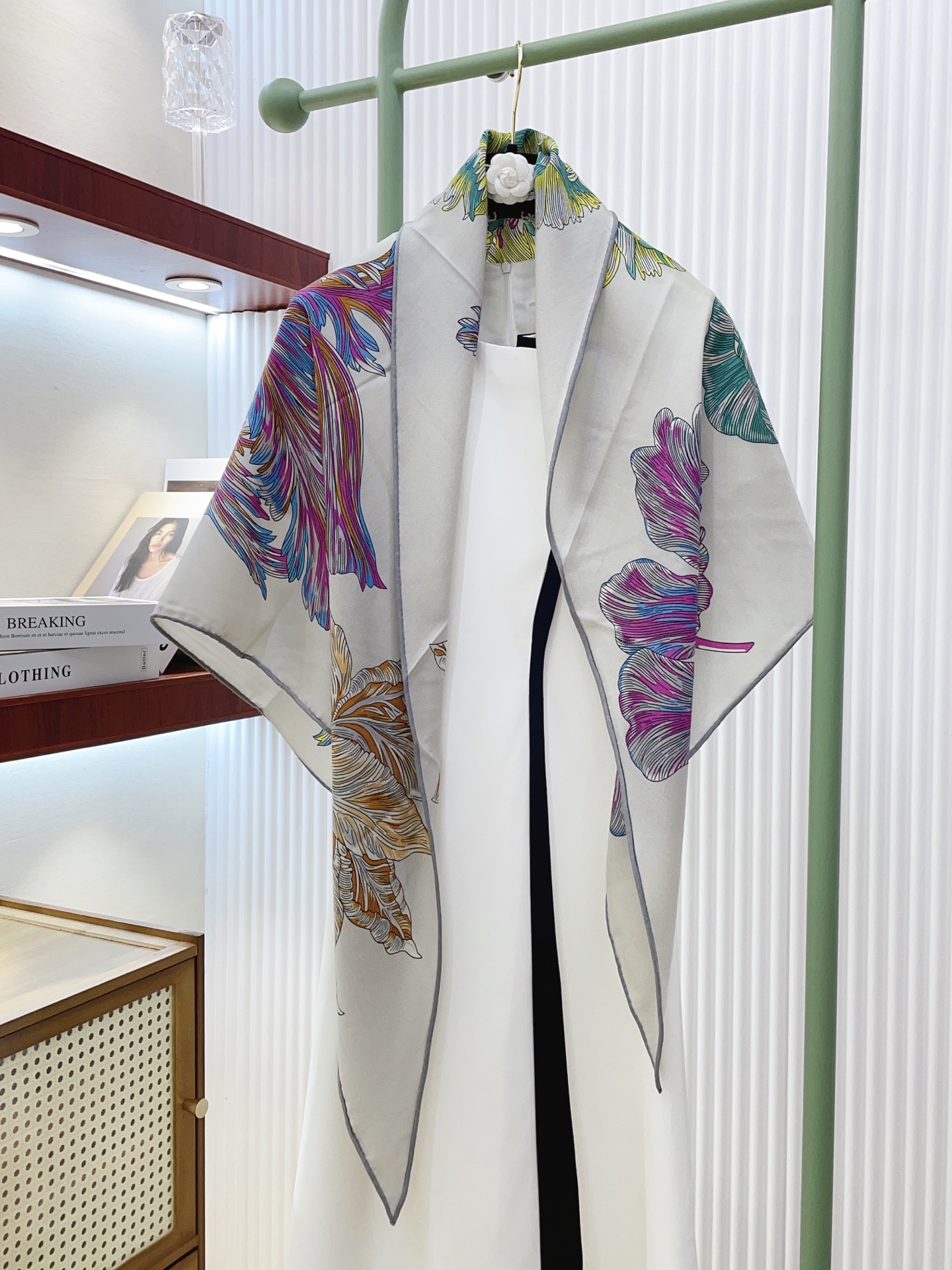 ✨✨【加厚丝毛款 双面同色】上新💏顶级H家专柜最新款【郁金香狂热 大三角巾】多功能三角巾 🎀🎀，色彩明丽