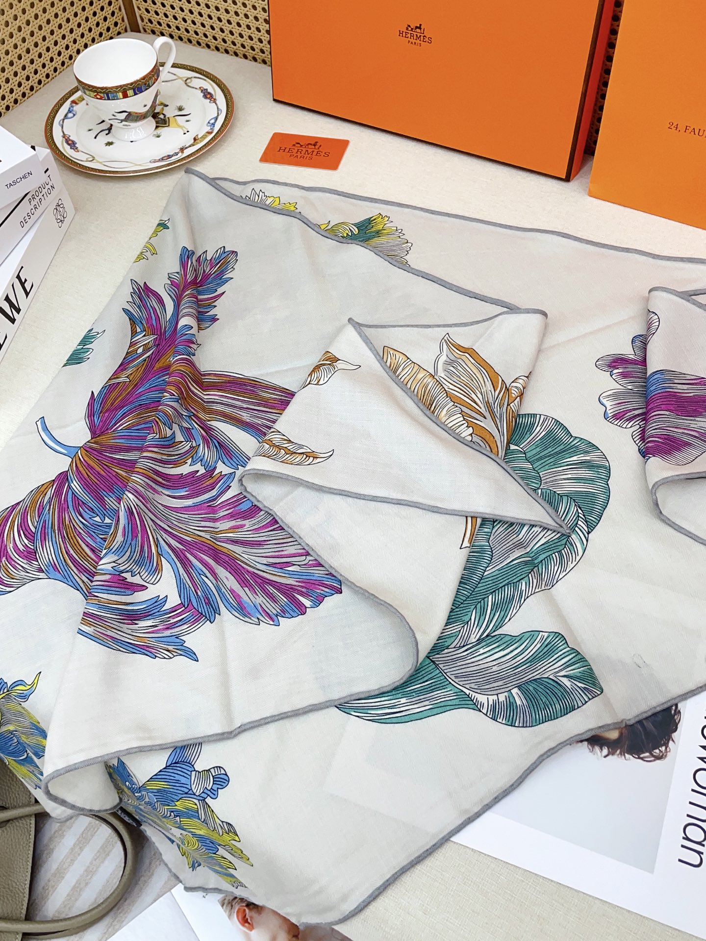 ✨✨【加厚丝毛款 双面同色】上新💏顶级H家专柜最新款【郁金香狂热 大三角巾】多功能三角巾 🎀🎀，色彩明丽