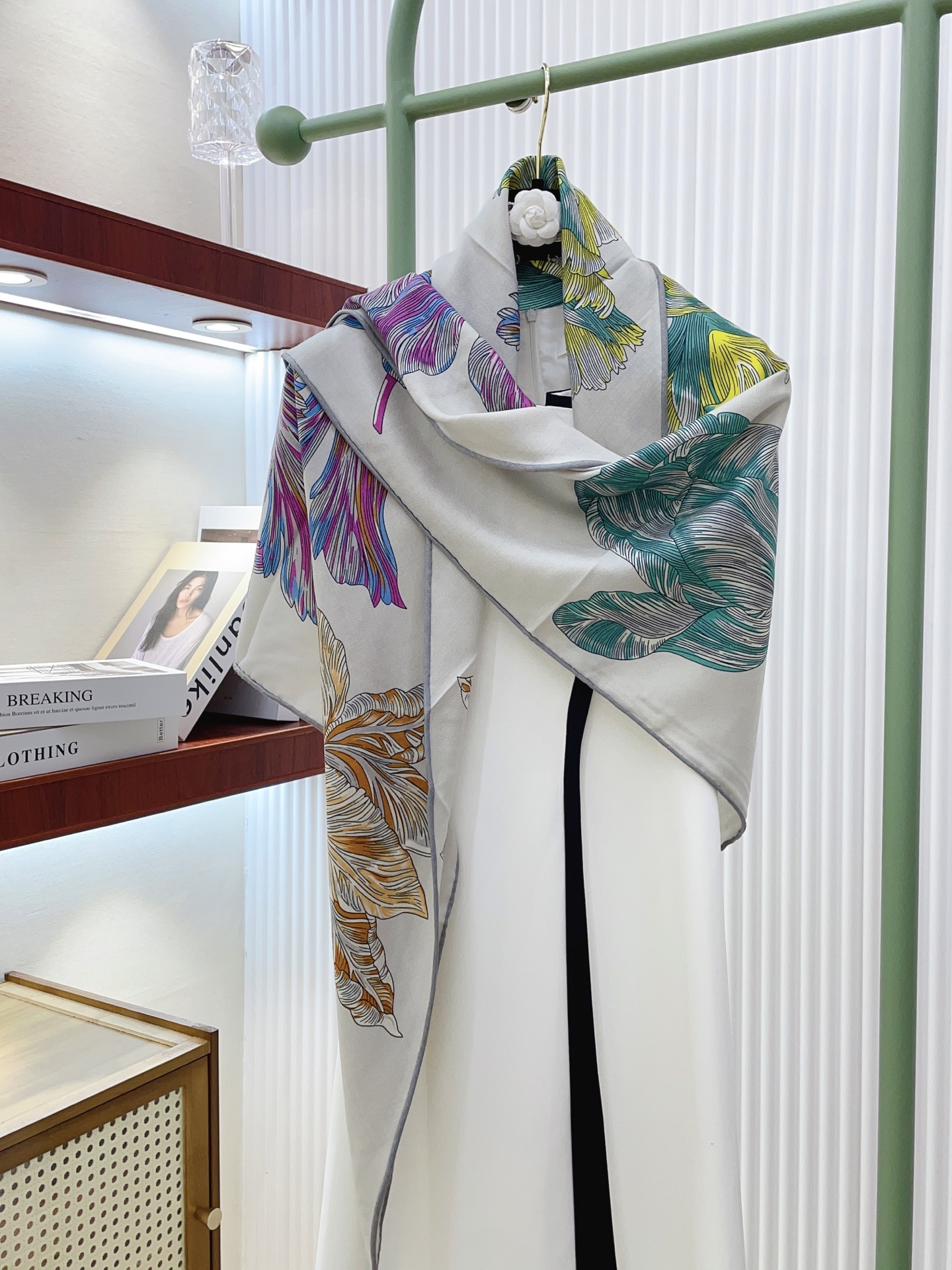 ✨✨【加厚丝毛款 双面同色】上新💏顶级H家专柜最新款【郁金香狂热 大三角巾】多功能三角巾 🎀🎀，色彩明丽