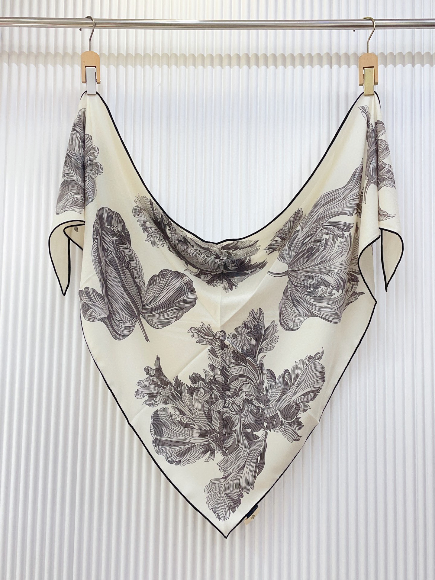 ✨✨【加厚丝毛款 双面同色】上新💏顶级H家专柜最新款【郁金香狂热 大三角巾】多功能三角巾 🎀🎀，色彩明丽