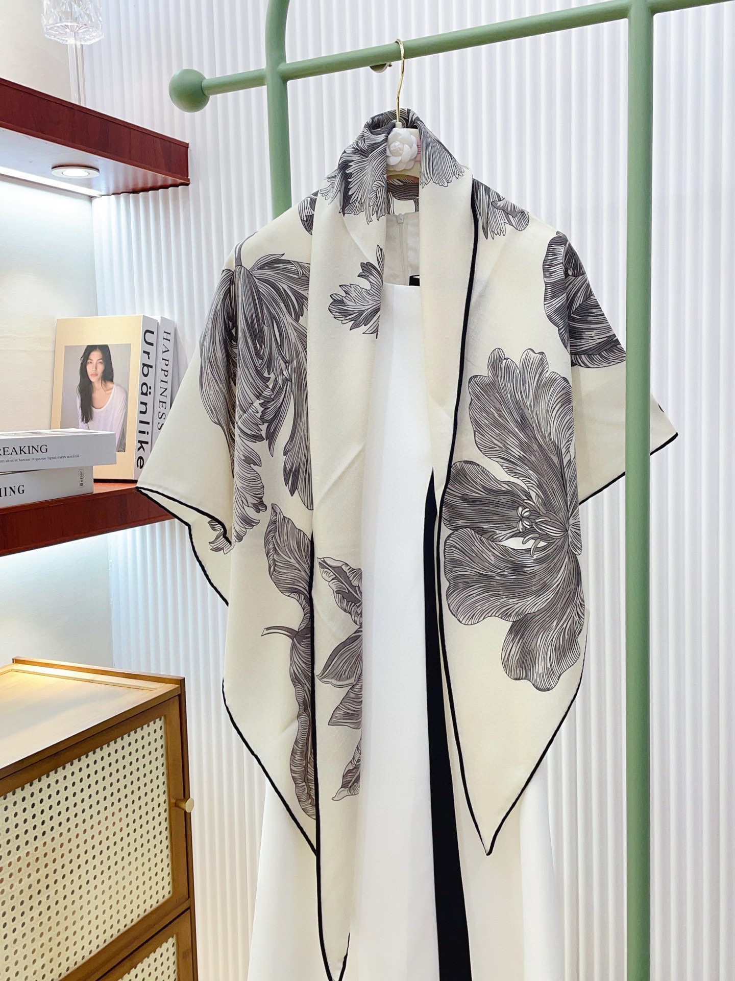 ✨✨【加厚丝毛款 双面同色】上新💏顶级H家专柜最新款【郁金香狂热 大三角巾】多功能三角巾 🎀🎀，色彩明丽