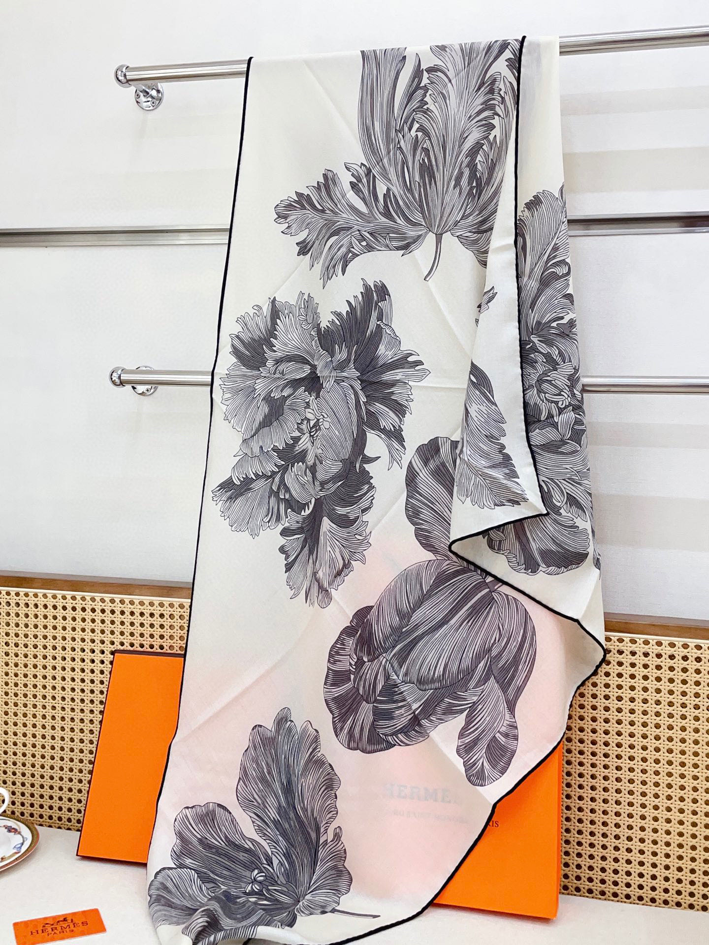 ✨✨【加厚丝毛款 双面同色】上新💏顶级H家专柜最新款【郁金香狂热 大三角巾】多功能三角巾 🎀🎀，色彩明丽