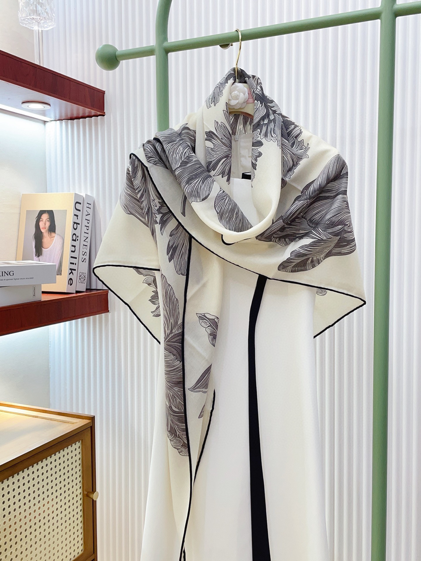 ✨✨【加厚丝毛款 双面同色】上新💏顶级H家专柜最新款【郁金香狂热 大三角巾】多功能三角巾 🎀🎀，色彩明丽