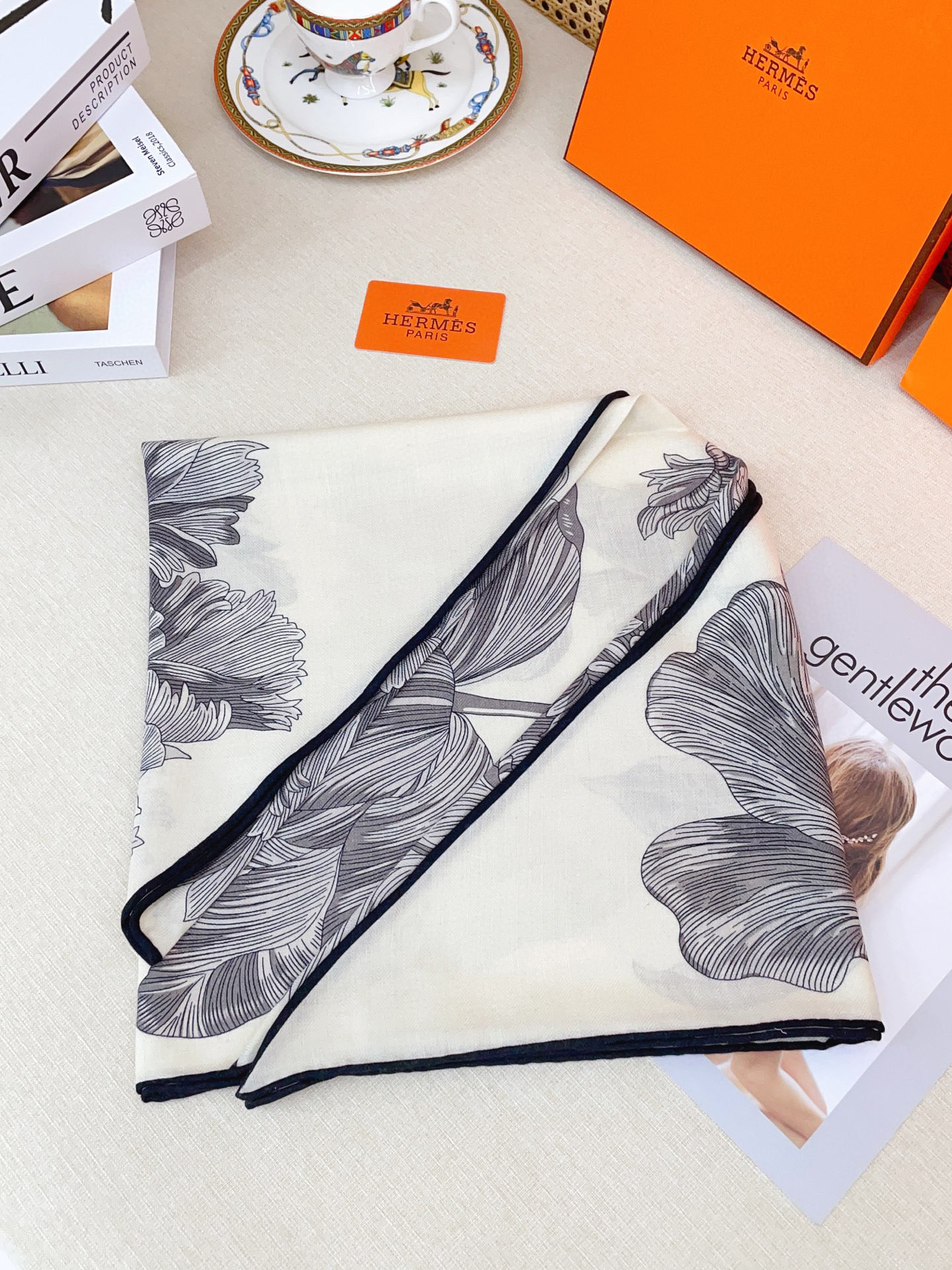 ✨✨【加厚丝毛款 双面同色】上新💏顶级H家专柜最新款【郁金香狂热 大三角巾】多功能三角巾 🎀🎀，色彩明丽