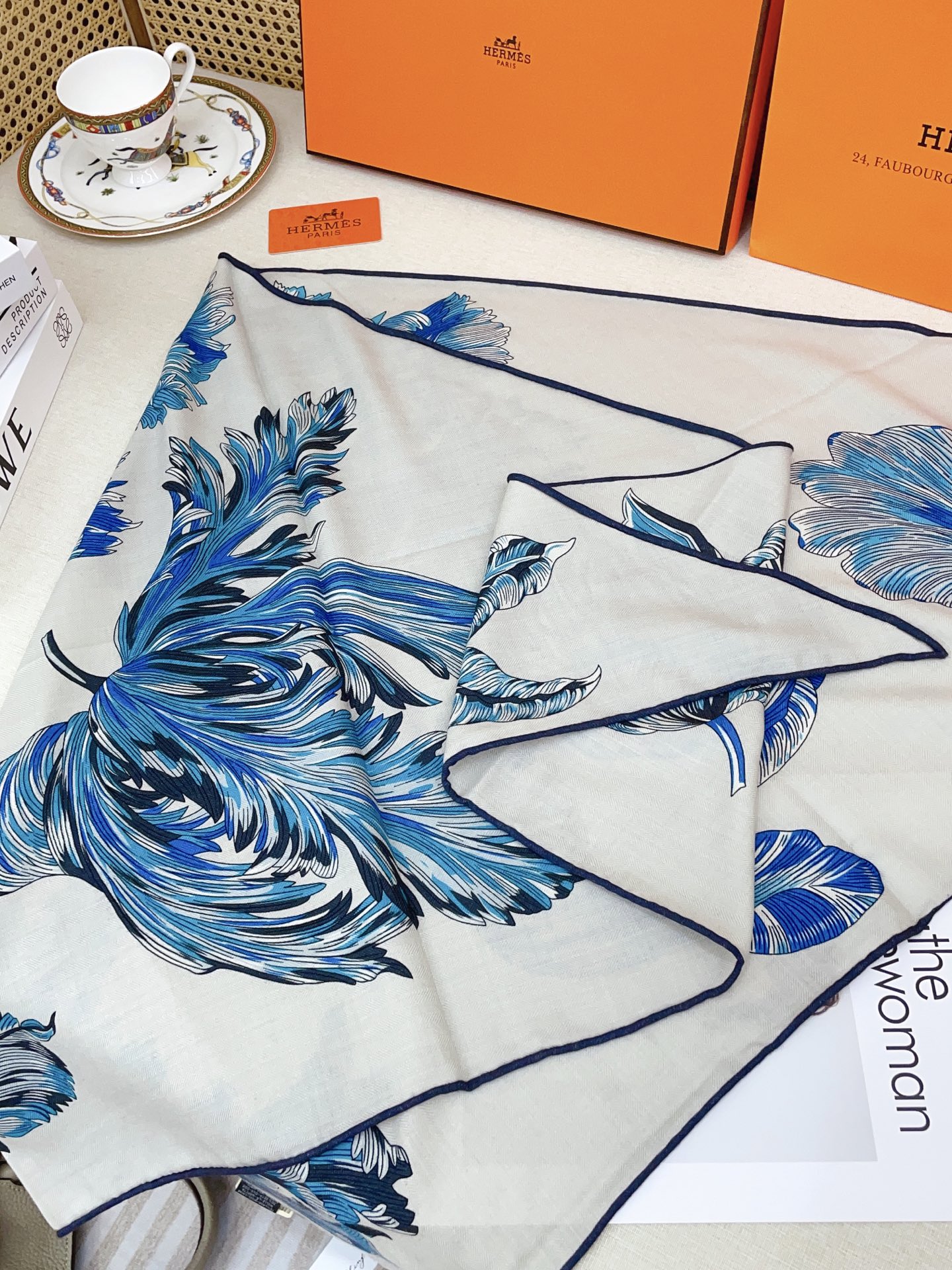 ✨✨【加厚丝毛款 双面同色】上新💏顶级H家专柜最新款【郁金香狂热 大三角巾】多功能三角巾 🎀🎀，色彩明丽