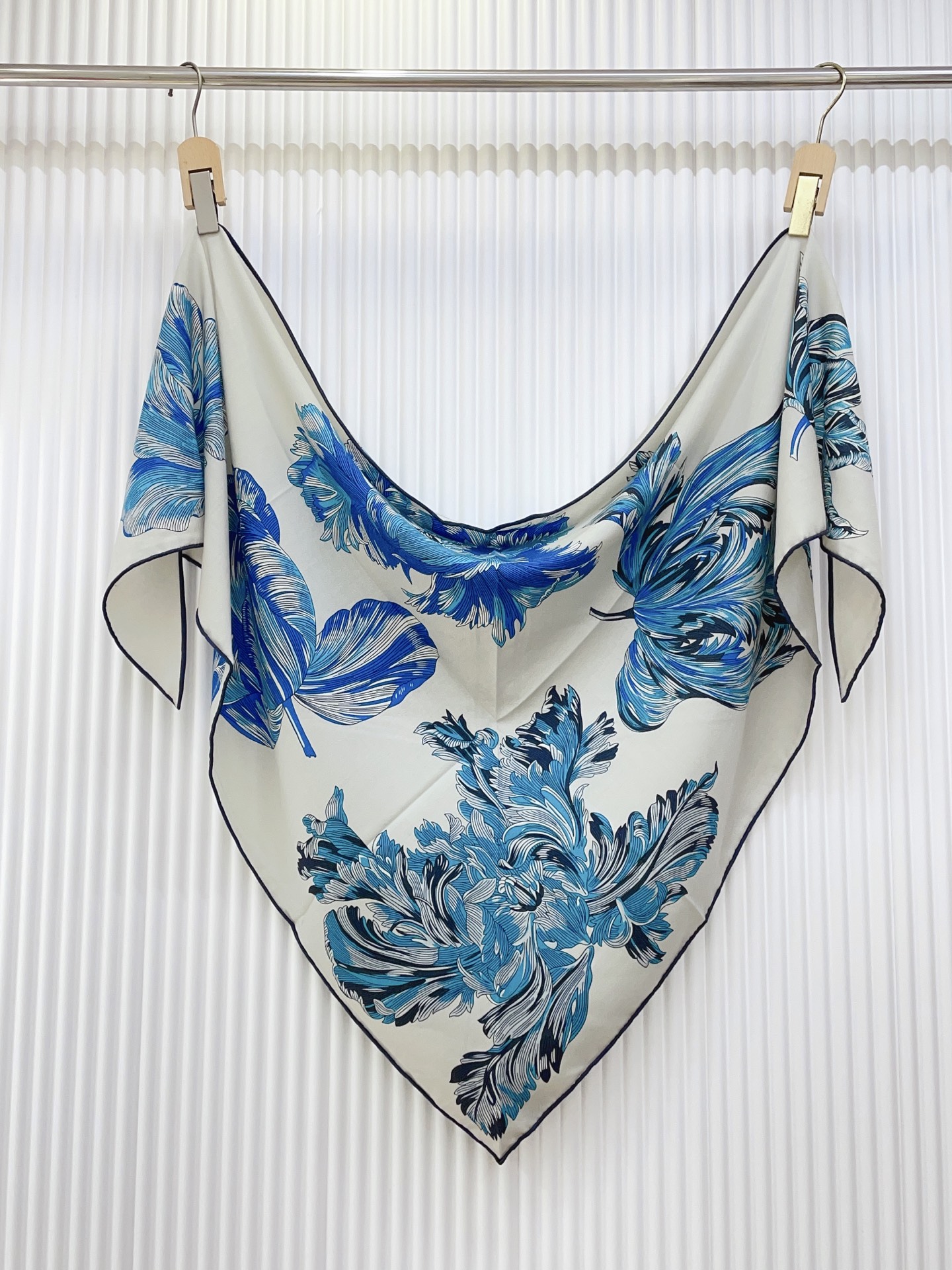 ✨✨【加厚丝毛款 双面同色】上新💏顶级H家专柜最新款【郁金香狂热 大三角巾】多功能三角巾 🎀🎀，色彩明丽