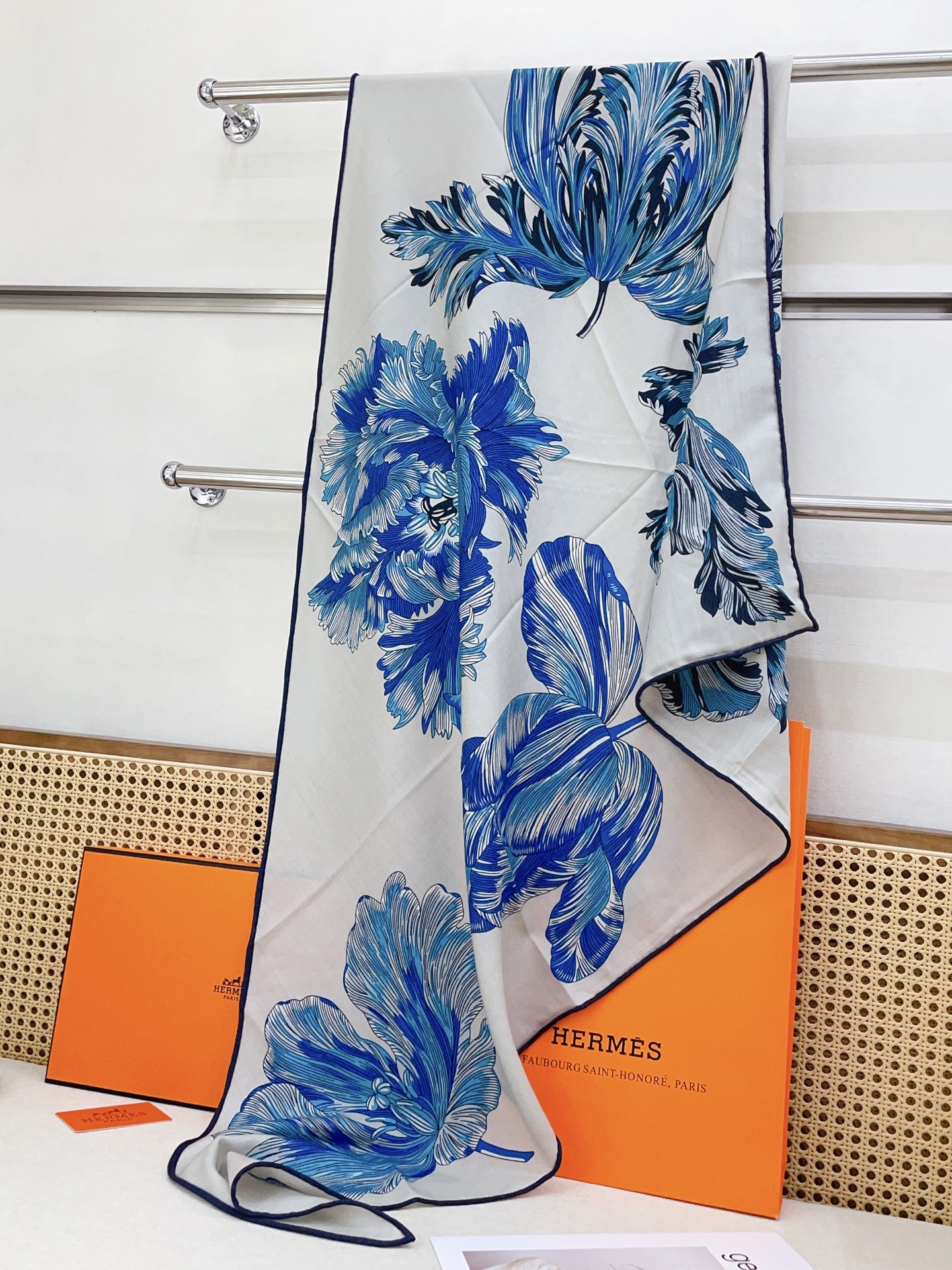 ✨✨【加厚丝毛款 双面同色】上新💏顶级H家专柜最新款【郁金香狂热 大三角巾】多功能三角巾 🎀🎀，色彩明丽