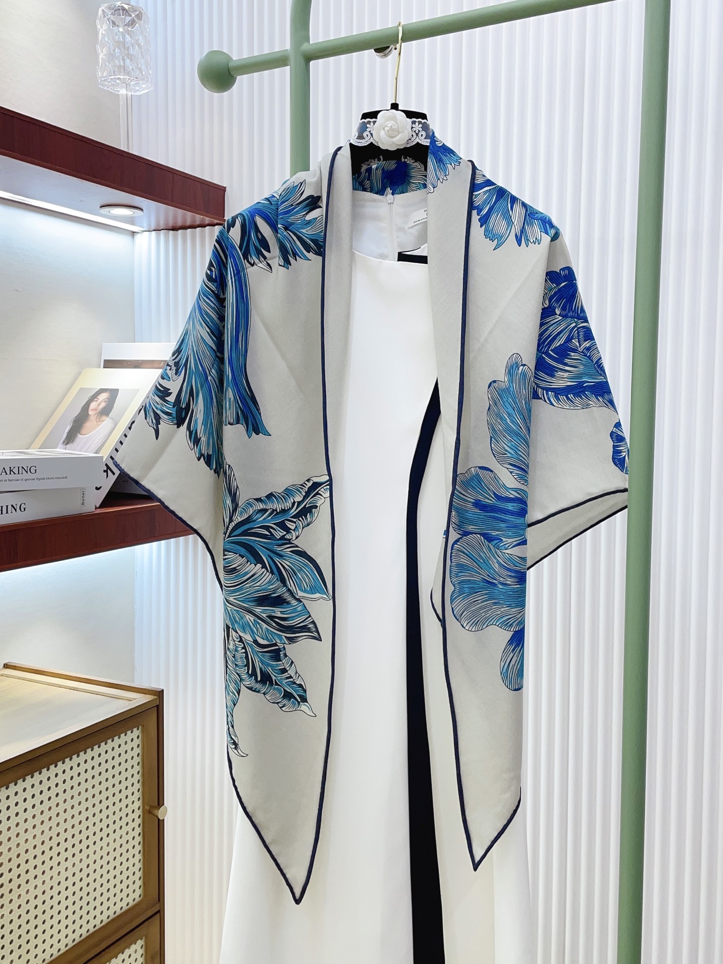 ✨✨【加厚丝毛款 双面同色】上新💏顶级H家专柜最新款【郁金香狂热 大三角巾】多功能三角巾 🎀🎀，色彩明丽