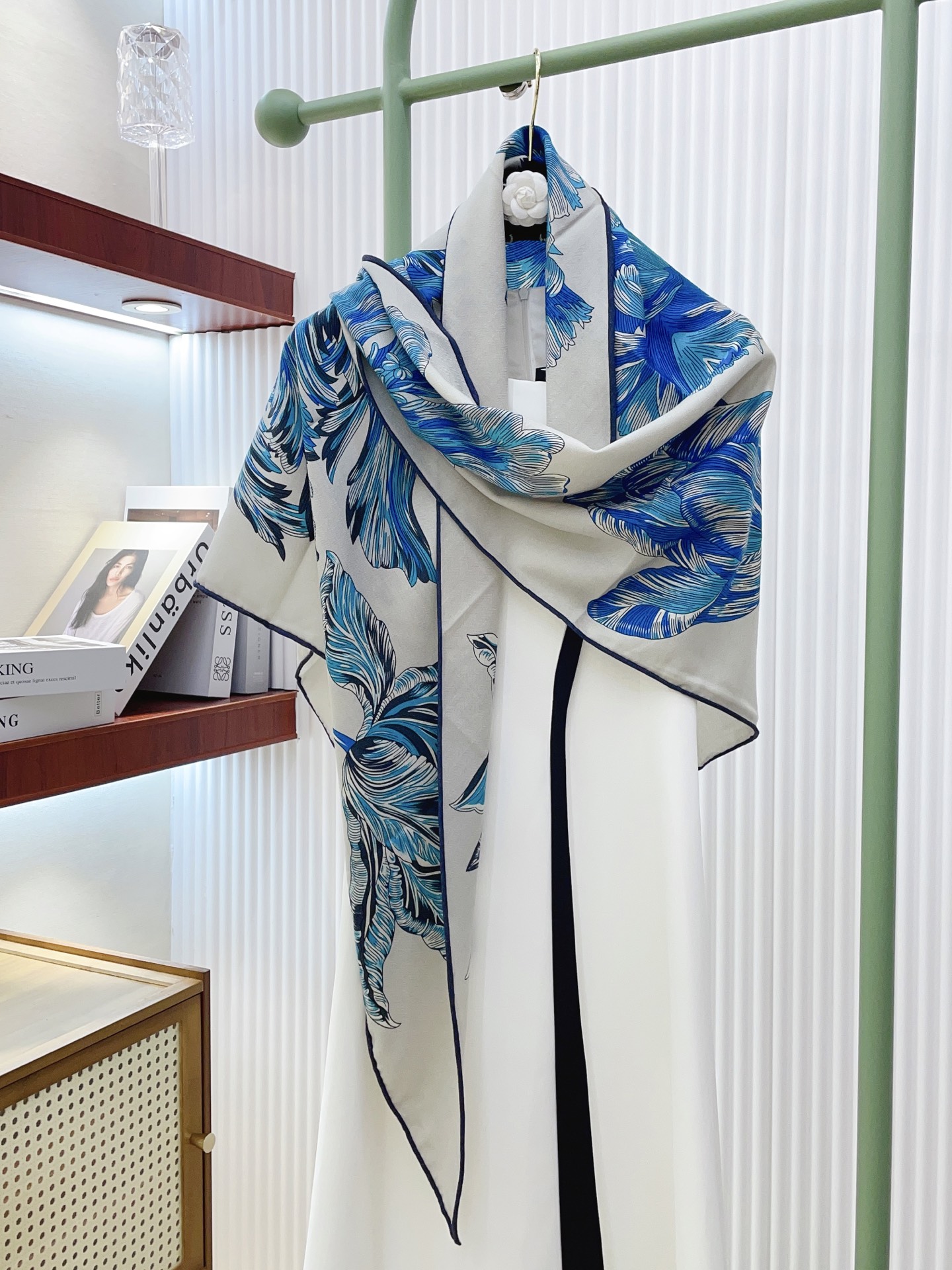 ✨✨【加厚丝毛款 双面同色】上新💏顶级H家专柜最新款【郁金香狂热 大三角巾】多功能三角巾 🎀🎀，色彩明丽