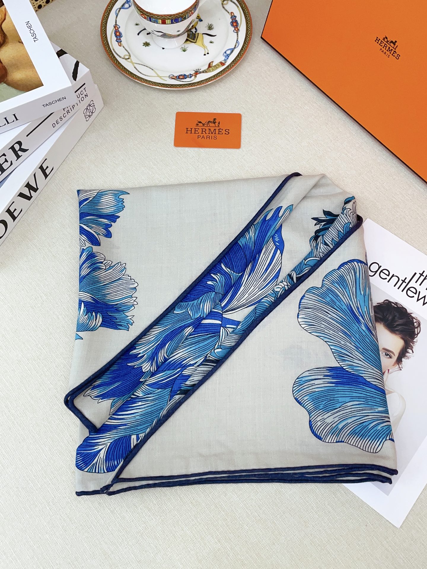 ✨✨【加厚丝毛款 双面同色】上新💏顶级H家专柜最新款【郁金香狂热 大三角巾】多功能三角巾 🎀🎀，色彩明丽