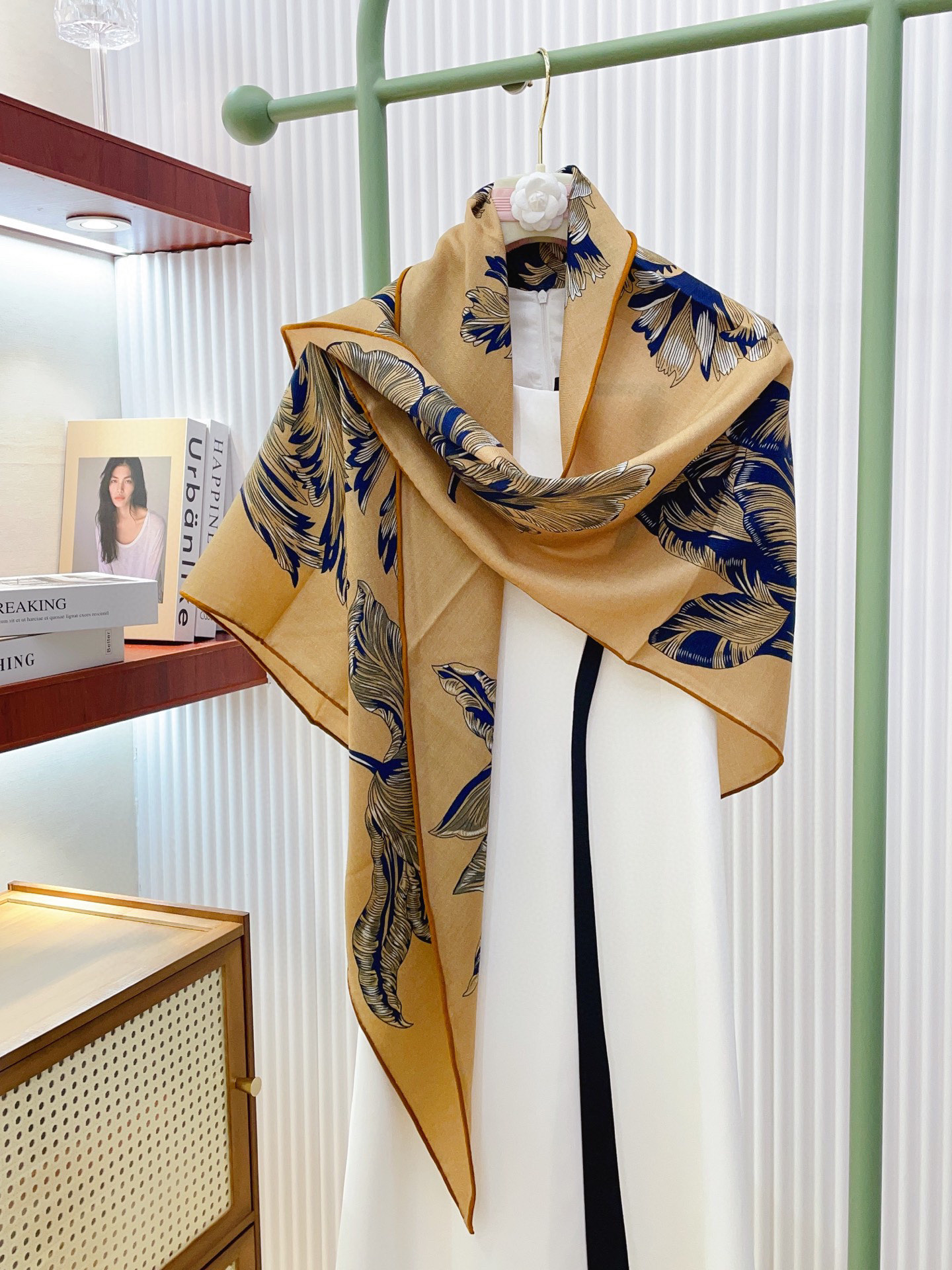 ✨✨【加厚丝毛款 双面同色】上新💏顶级H家专柜最新款【郁金香狂热 大三角巾】多功能三角巾 🎀🎀，色彩明丽