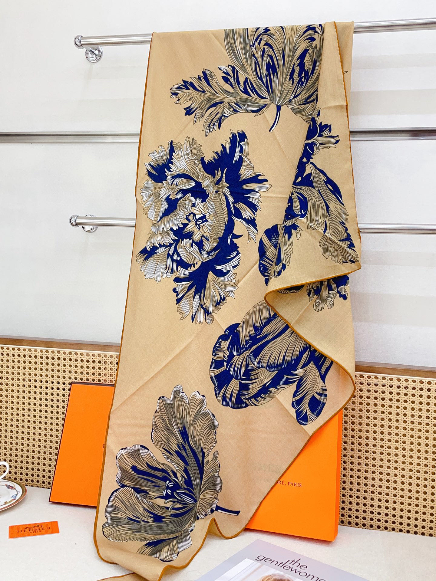 ✨✨【加厚丝毛款 双面同色】上新💏顶级H家专柜最新款【郁金香狂热 大三角巾】多功能三角巾 🎀🎀，色彩明丽