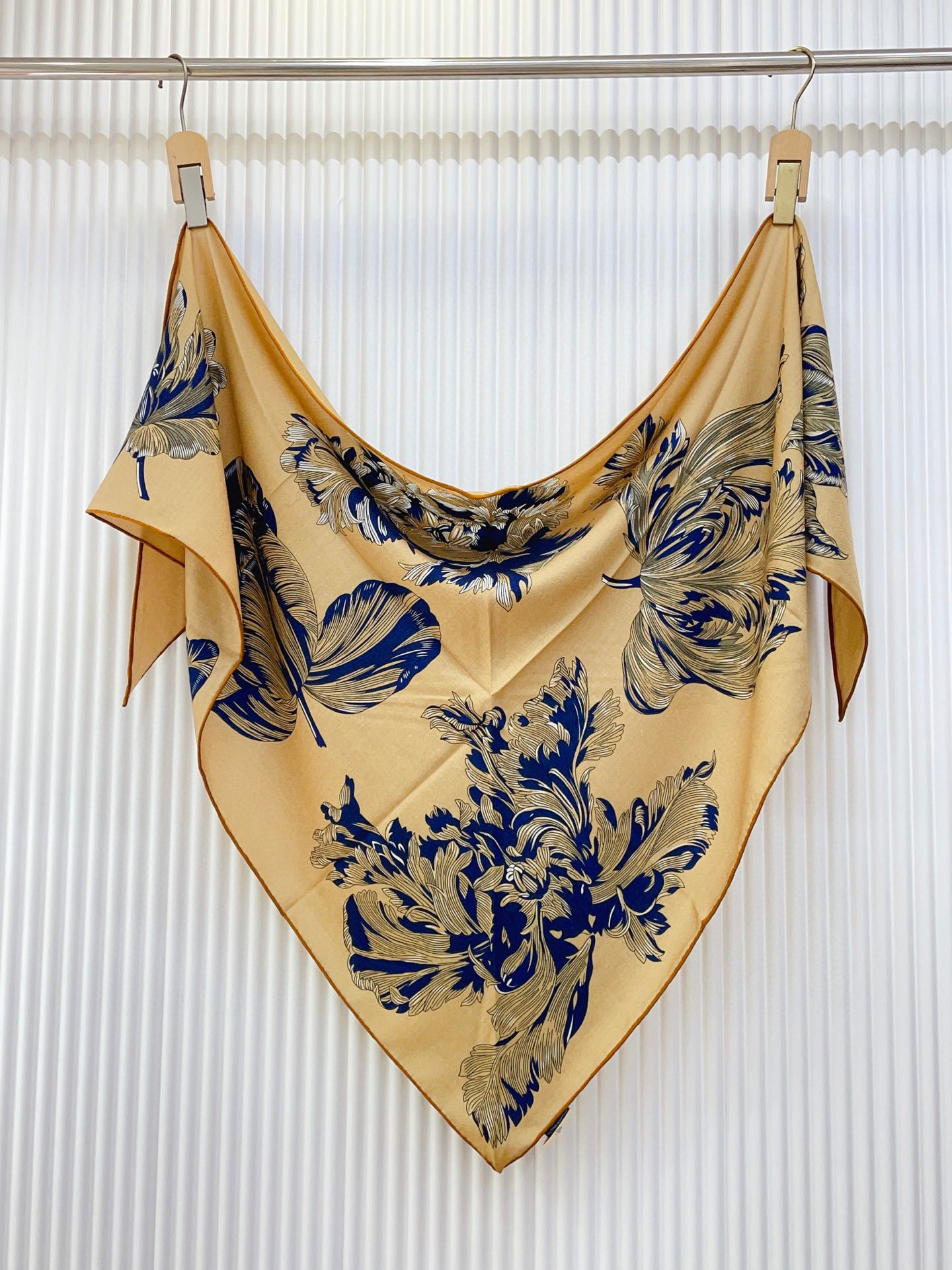 ✨✨【加厚丝毛款 双面同色】上新💏顶级H家专柜最新款【郁金香狂热 大三角巾】多功能三角巾 🎀🎀，色彩明丽