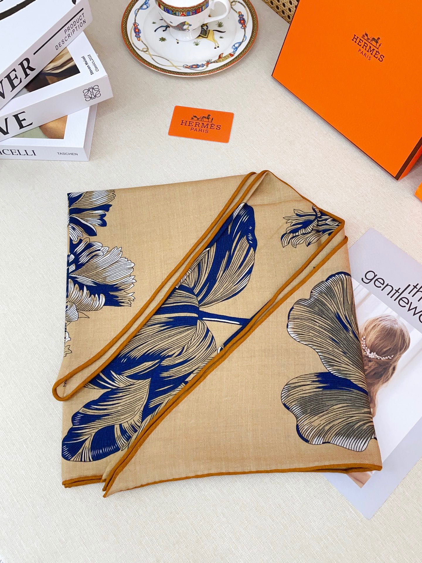 ✨✨【加厚丝毛款 双面同色】上新💏顶级H家专柜最新款【郁金香狂热 大三角巾】多功能三角巾 🎀🎀，色彩明丽