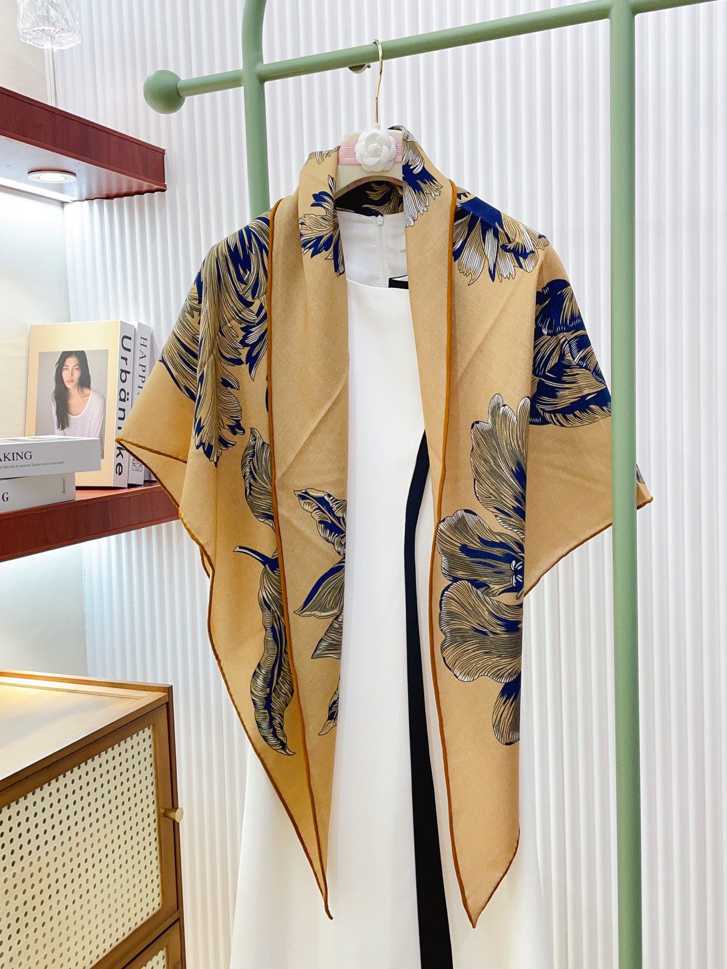 ✨✨【加厚丝毛款 双面同色】上新💏顶级H家专柜最新款【郁金香狂热 大三角巾】多功能三角巾 🎀🎀，色彩明丽