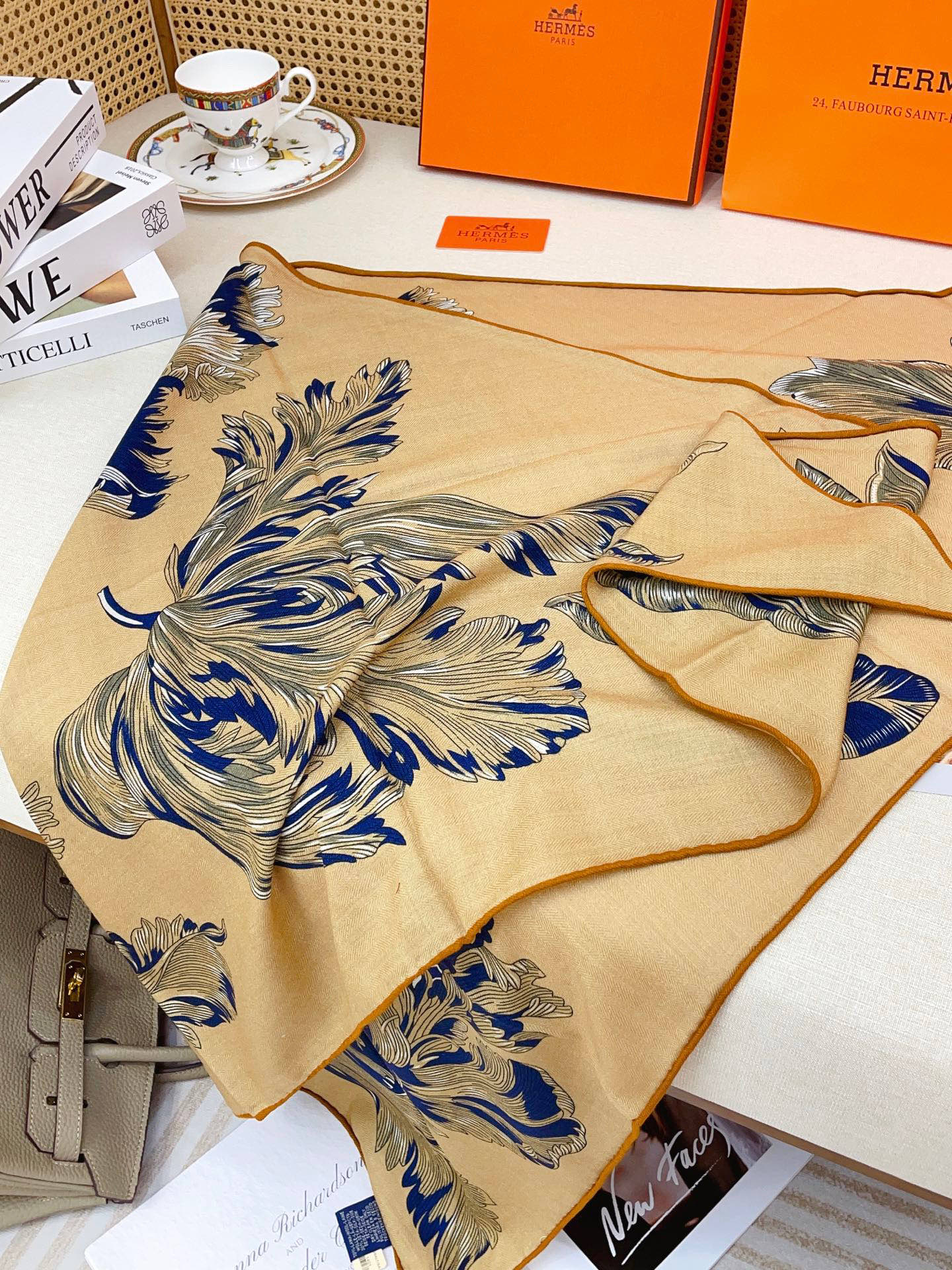 ✨✨【加厚丝毛款 双面同色】上新💏顶级H家专柜最新款【郁金香狂热 大三角巾】多功能三角巾 🎀🎀，色彩明丽