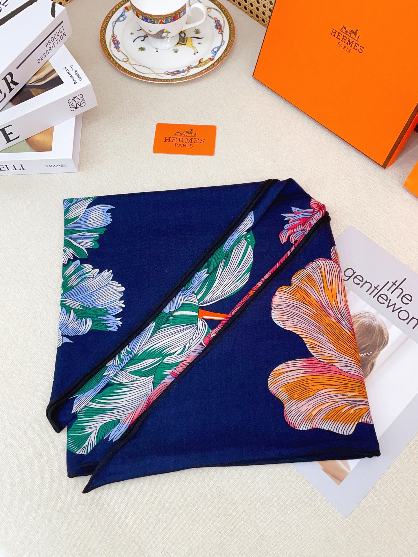 ✨✨【加厚丝毛款 双面同色】上新💏顶级H家专柜最新款【郁金香狂热 大三角巾】多功能三角巾 🎀🎀，色彩明丽