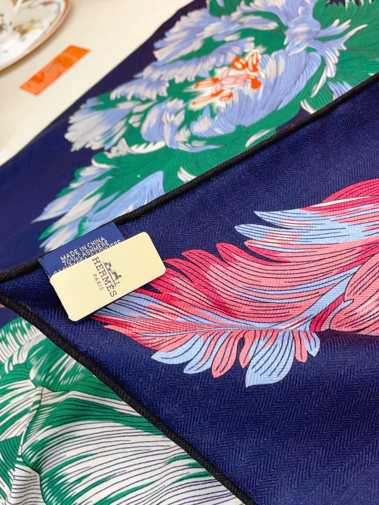 ✨✨【加厚丝毛款 双面同色】上新💏顶级H家专柜最新款【郁金香狂热 大三角巾】多功能三角巾 🎀🎀，色彩明丽