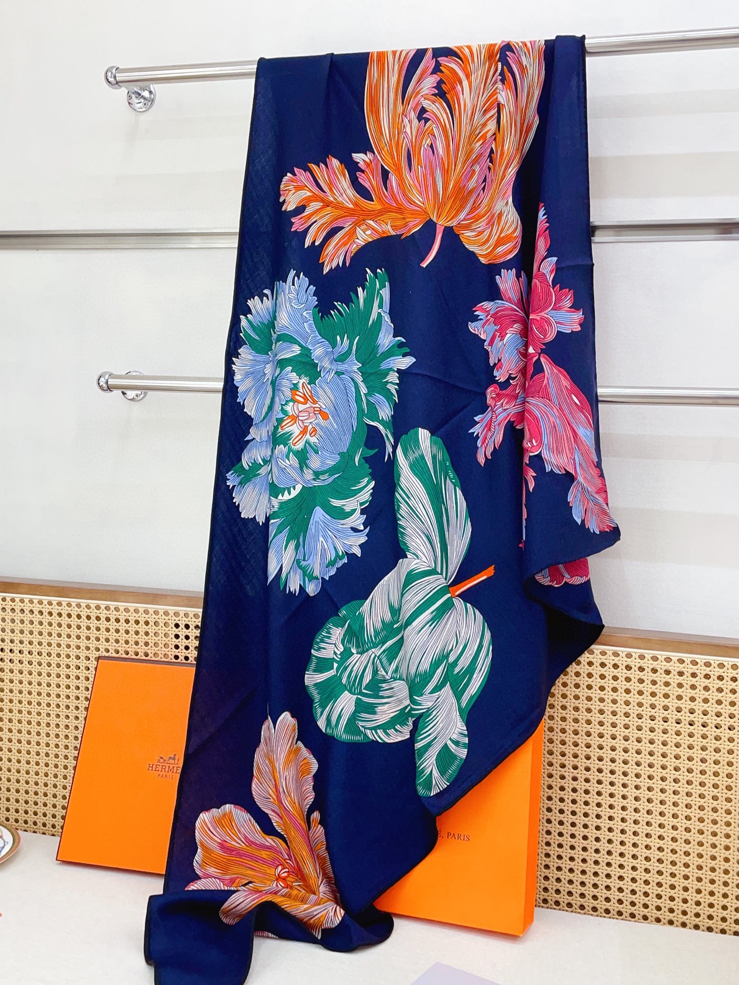 ✨✨【加厚丝毛款 双面同色】上新💏顶级H家专柜最新款【郁金香狂热 大三角巾】多功能三角巾 🎀🎀，色彩明丽