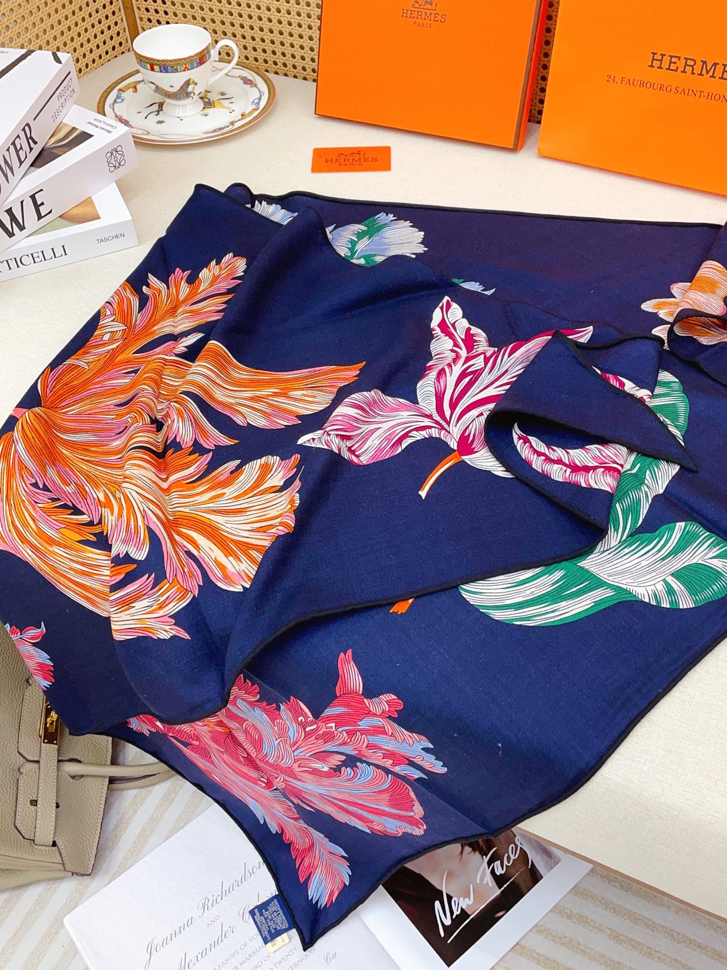 ✨✨【加厚丝毛款 双面同色】上新💏顶级H家专柜最新款【郁金香狂热 大三角巾】多功能三角巾 🎀🎀，色彩明丽